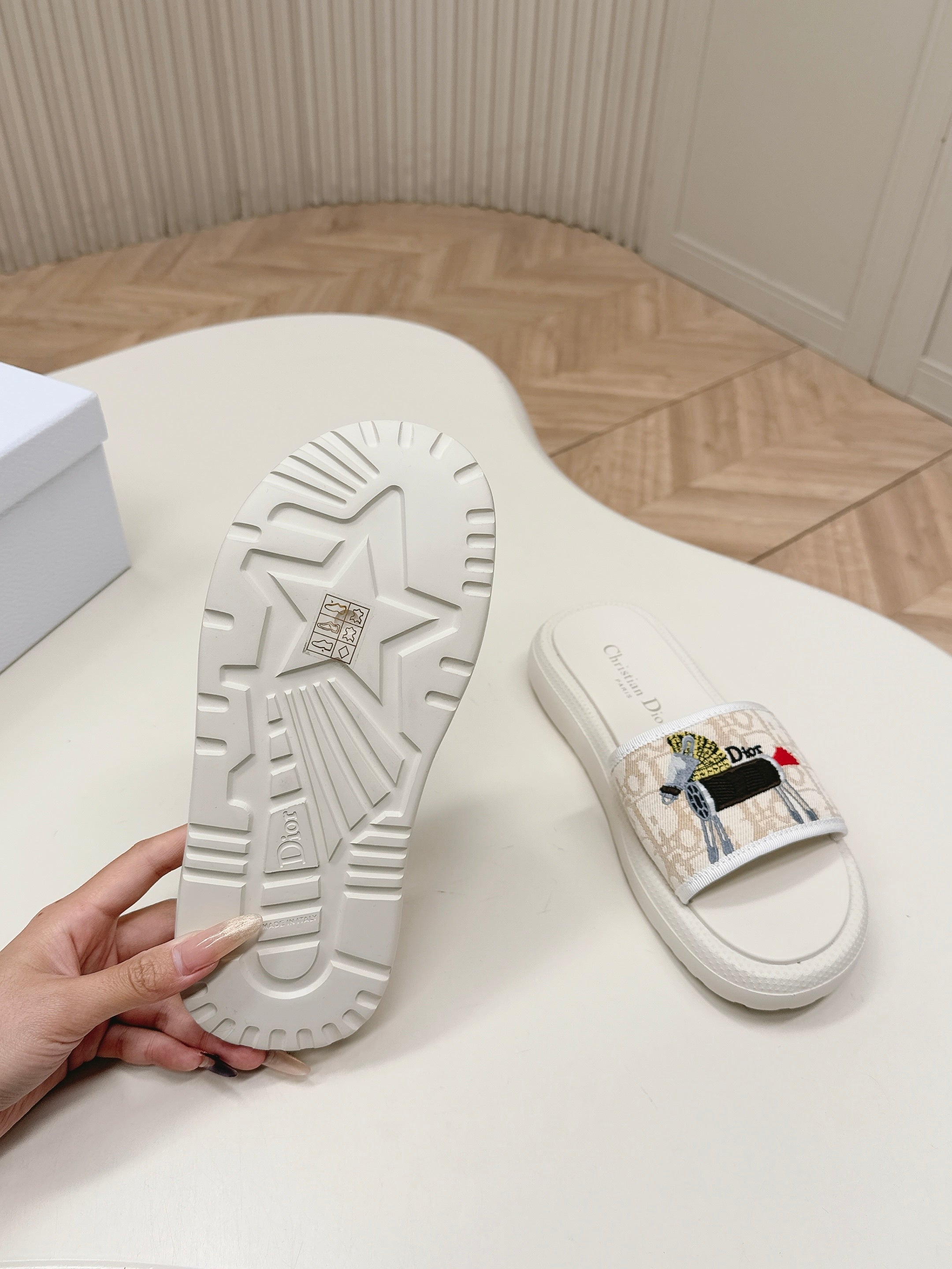CD 26s  Slippers White Beige Canvas Lambskin 643803