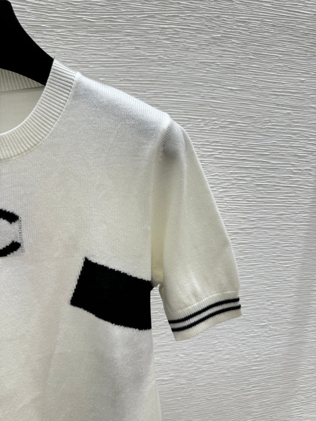 Chanel 2026 Round Neck Knitted Short Sleeve Black and White Wool 150555