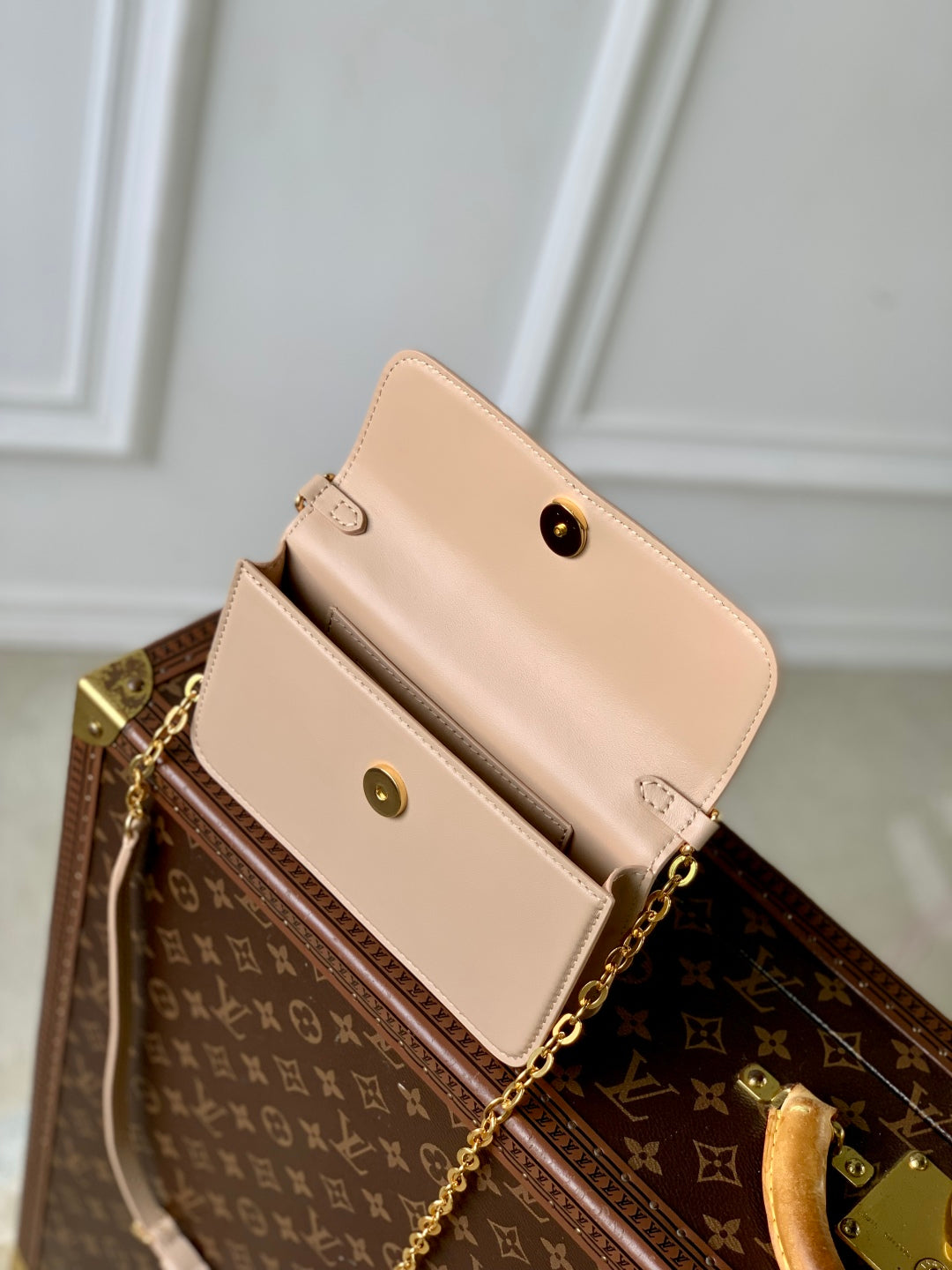 Wallet On Chain LV Bloom 20cm Beige Calfskin 250359