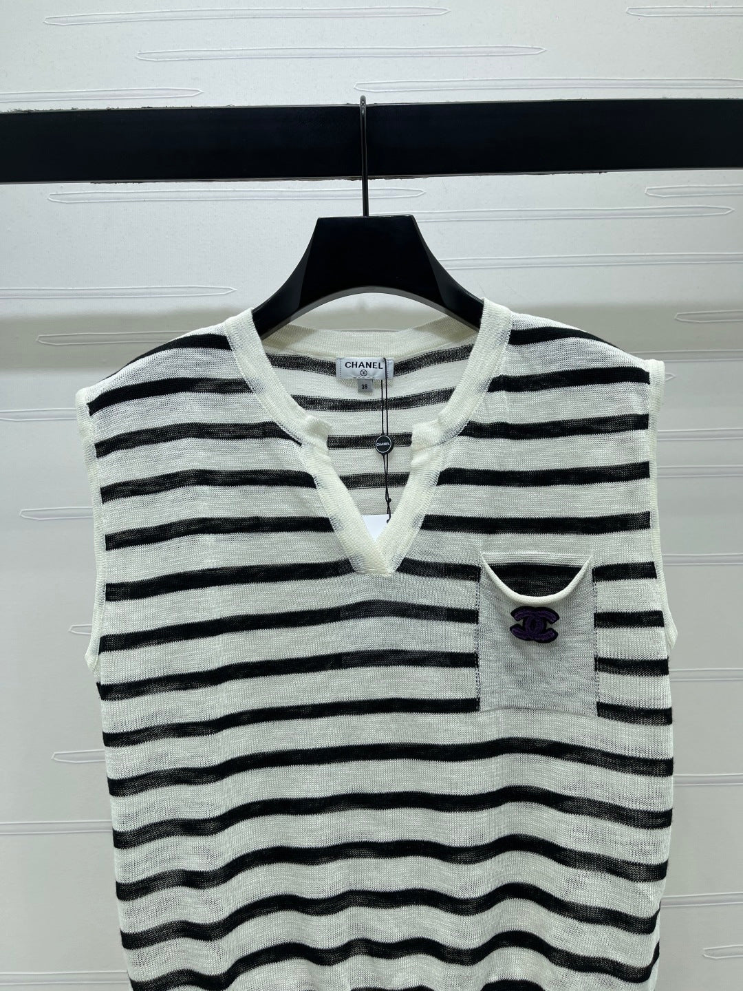 Chanel 2026 Color-blocked Striped V-neck Vest Black Cream Cotton 380675