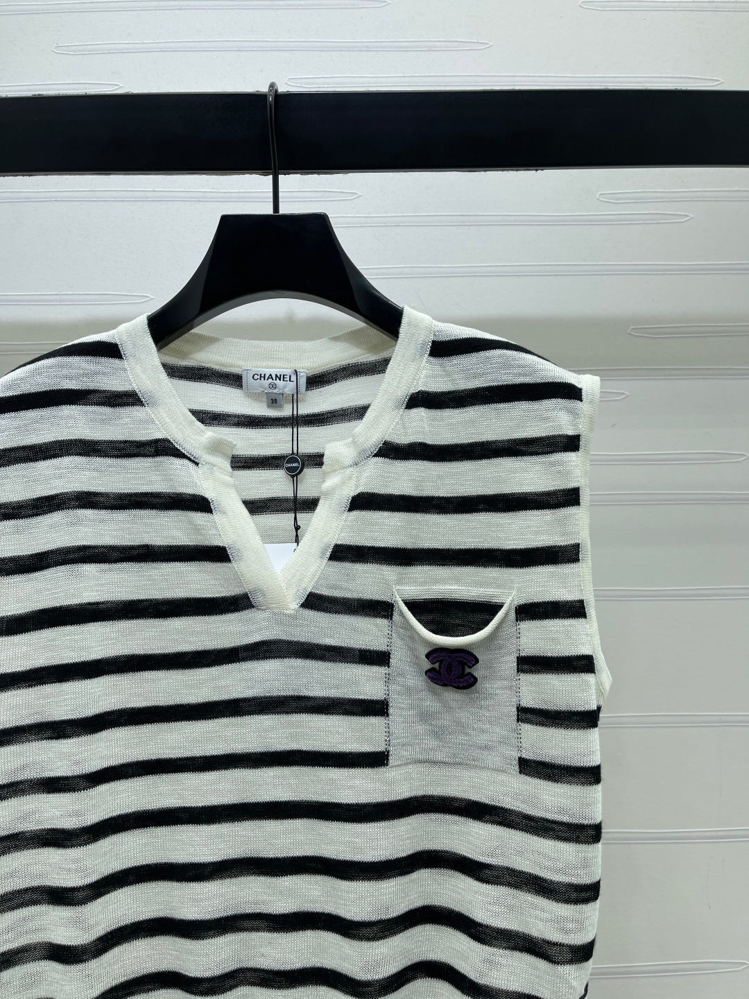 Chanel 2026 Color-blocked Striped V-neck Vest Black Cream Cotton 380675