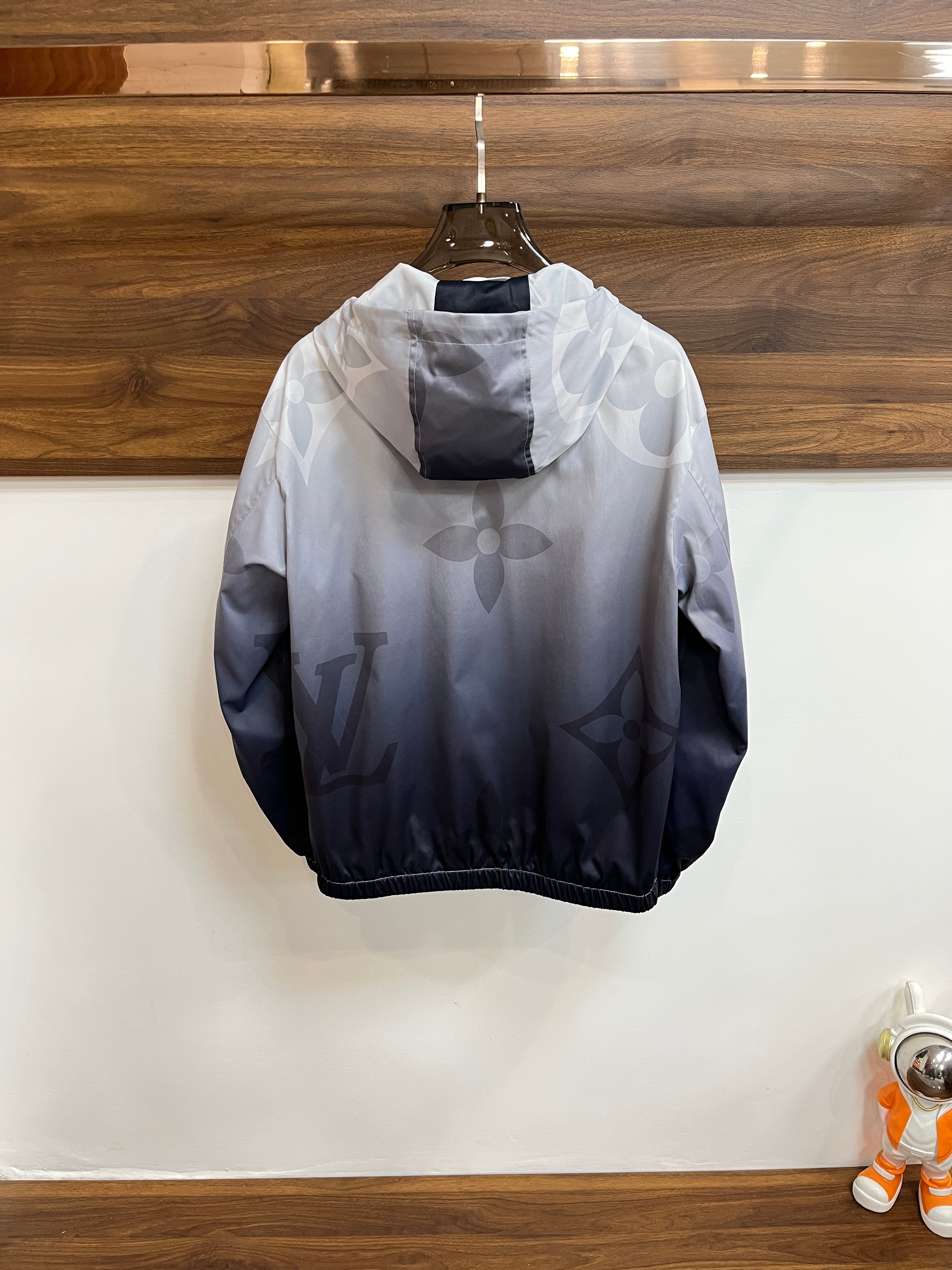 LV BLACK GRADIENT JACKET 238900