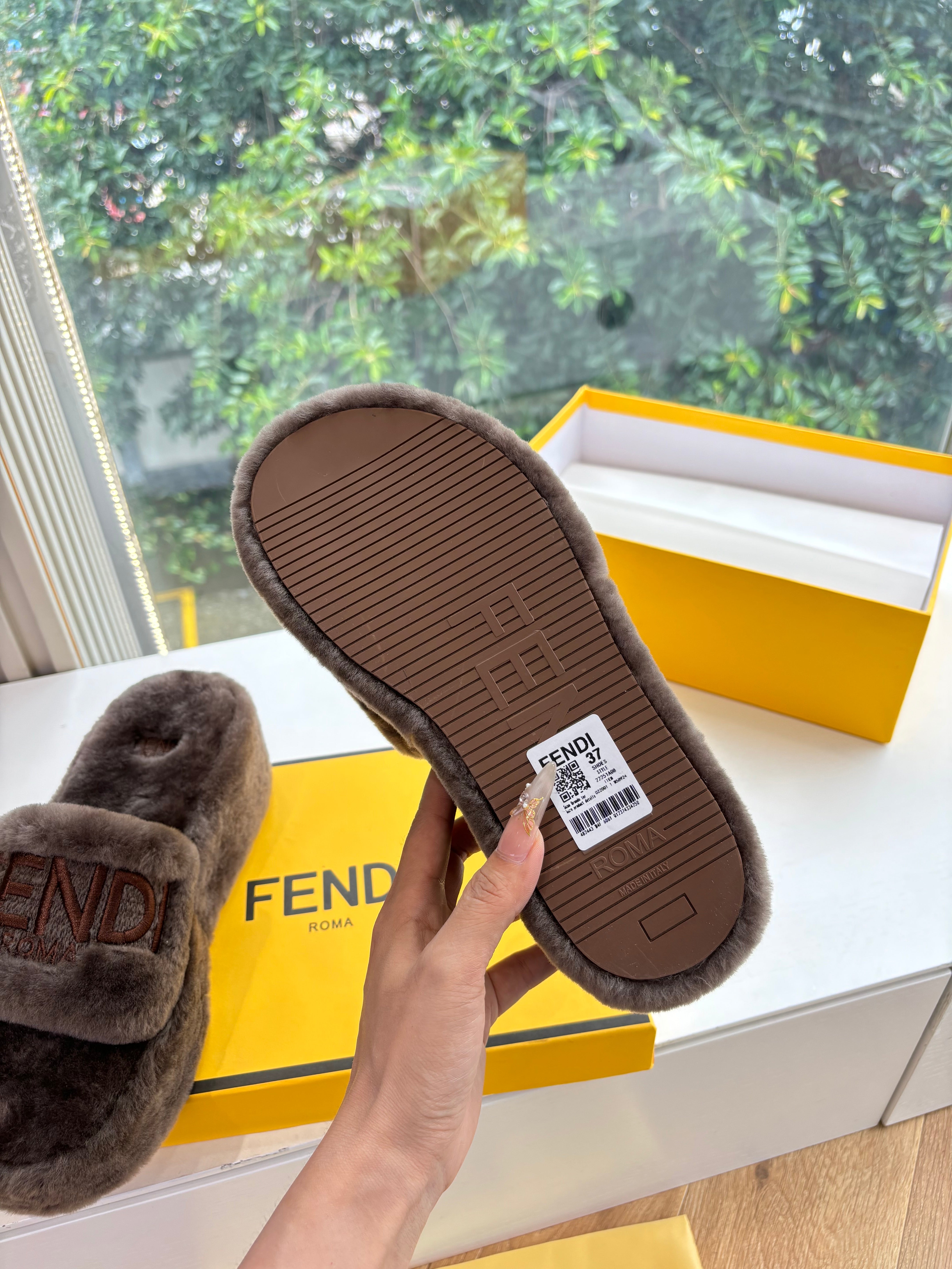 Fendi 25ss slippers taupe brown wool 507103