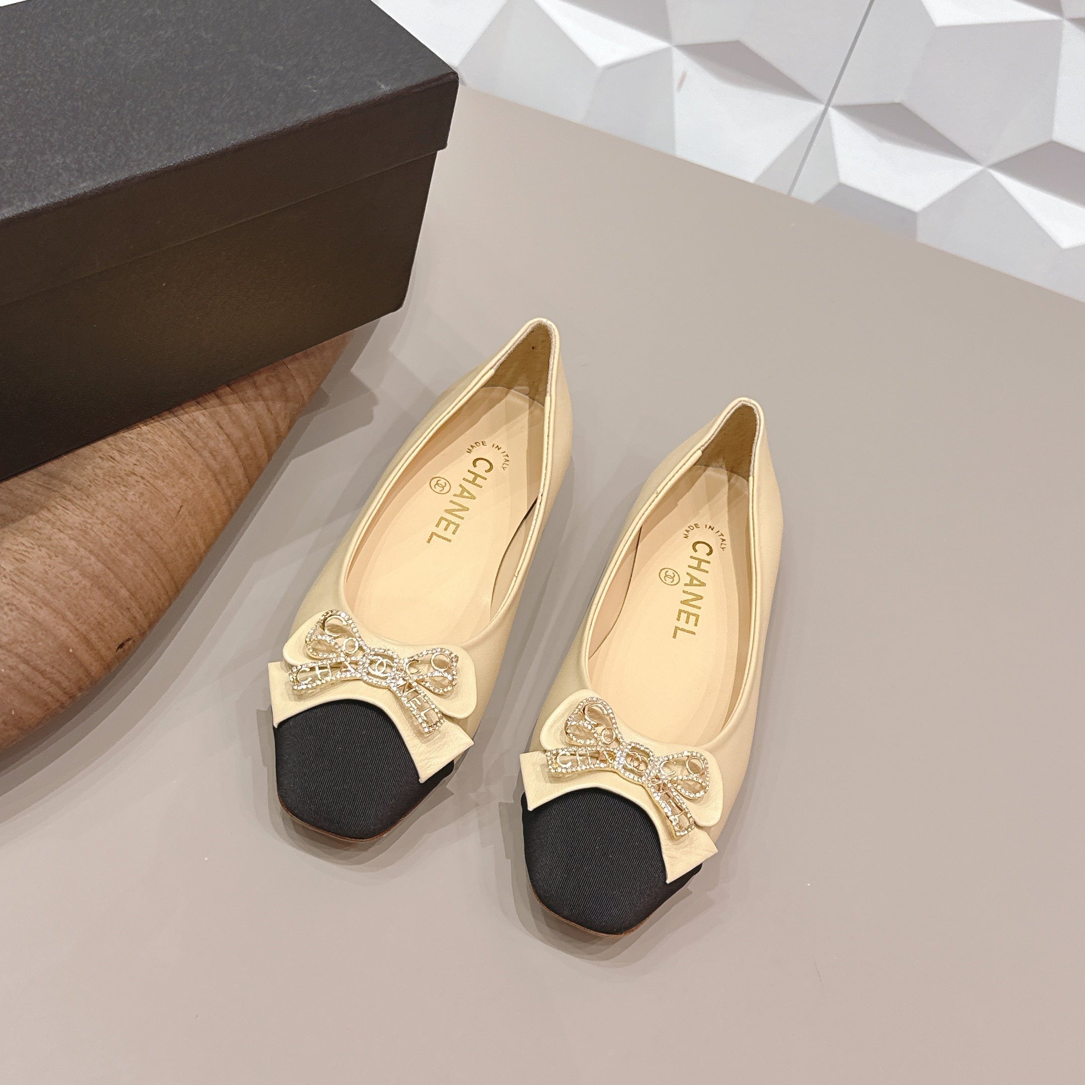 CC 26s Ballet Flats Beige Black Sheepskin 650292