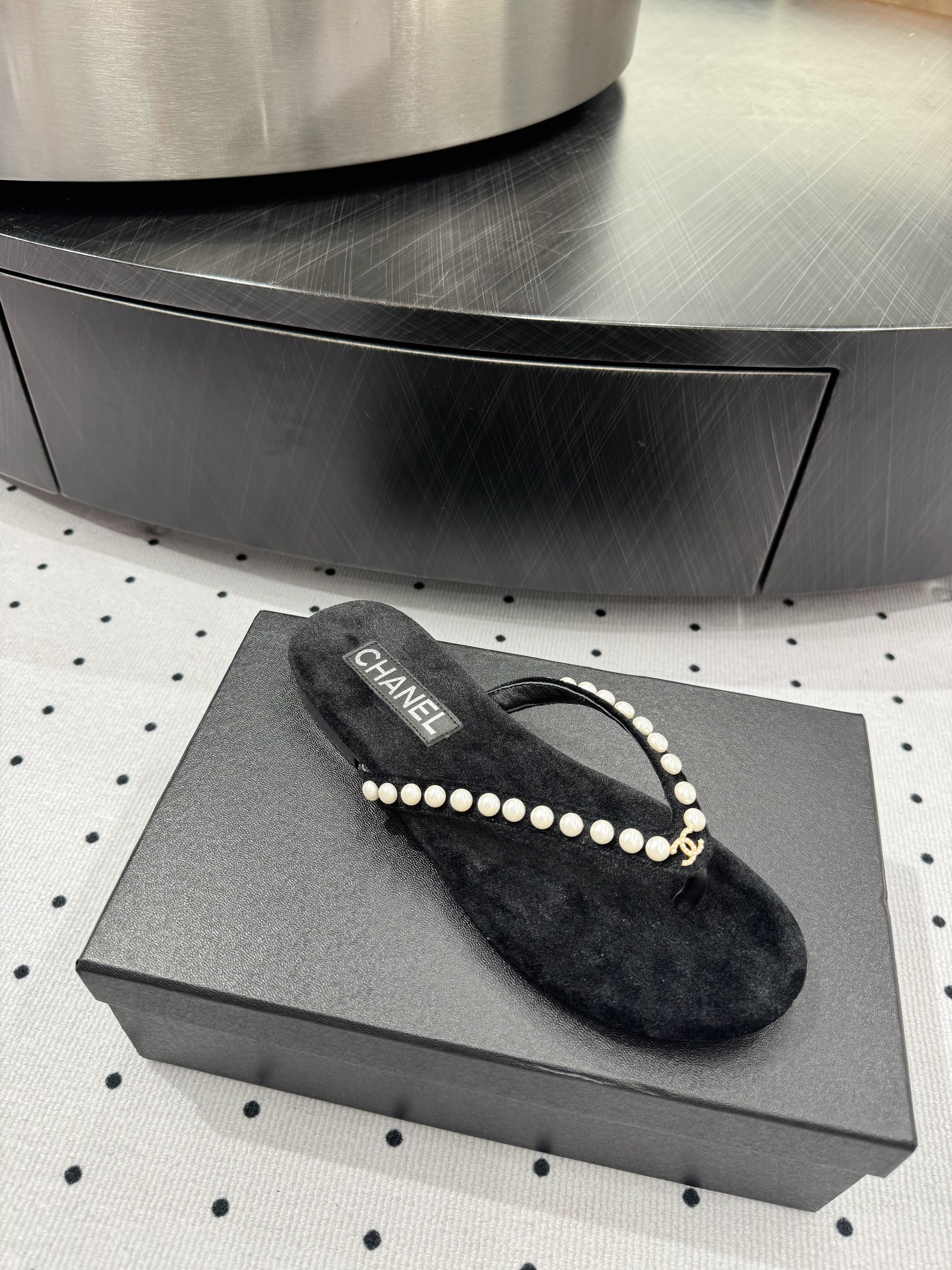CC Thong Slippers Black Velet Pearl