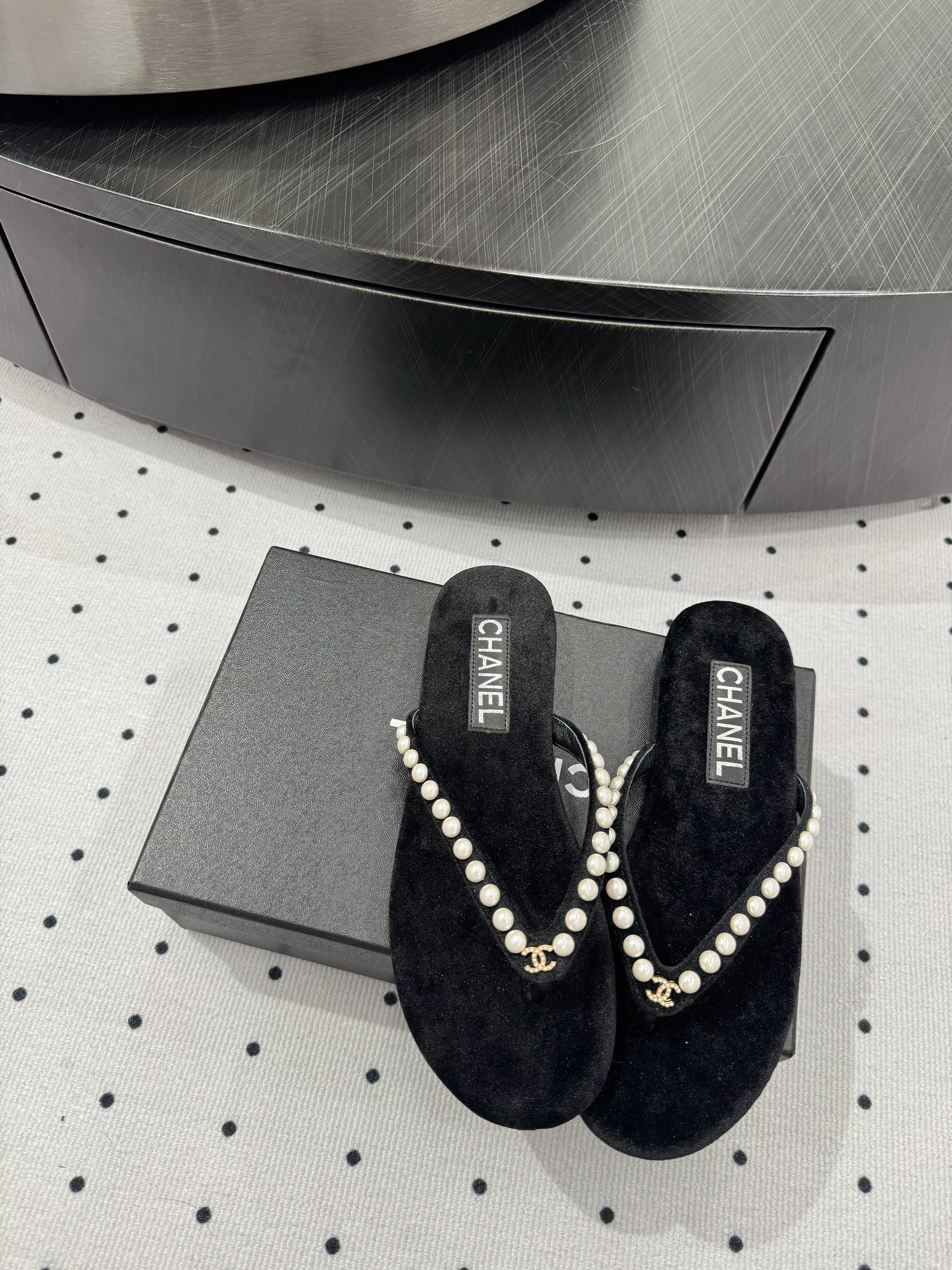CC Thong Slippers Black Velet Pearl