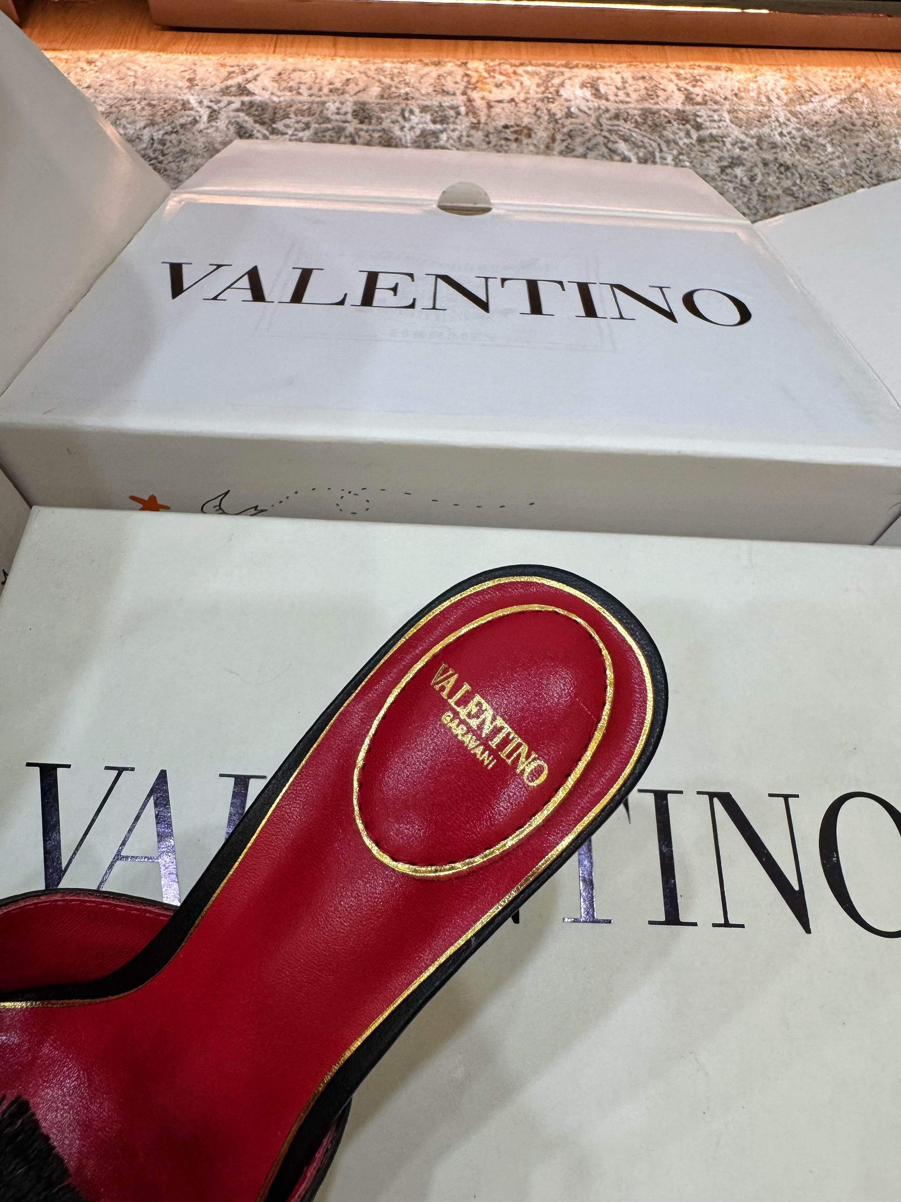 VT 26s Slide Sandals 105 Black Red Cowhide 709642