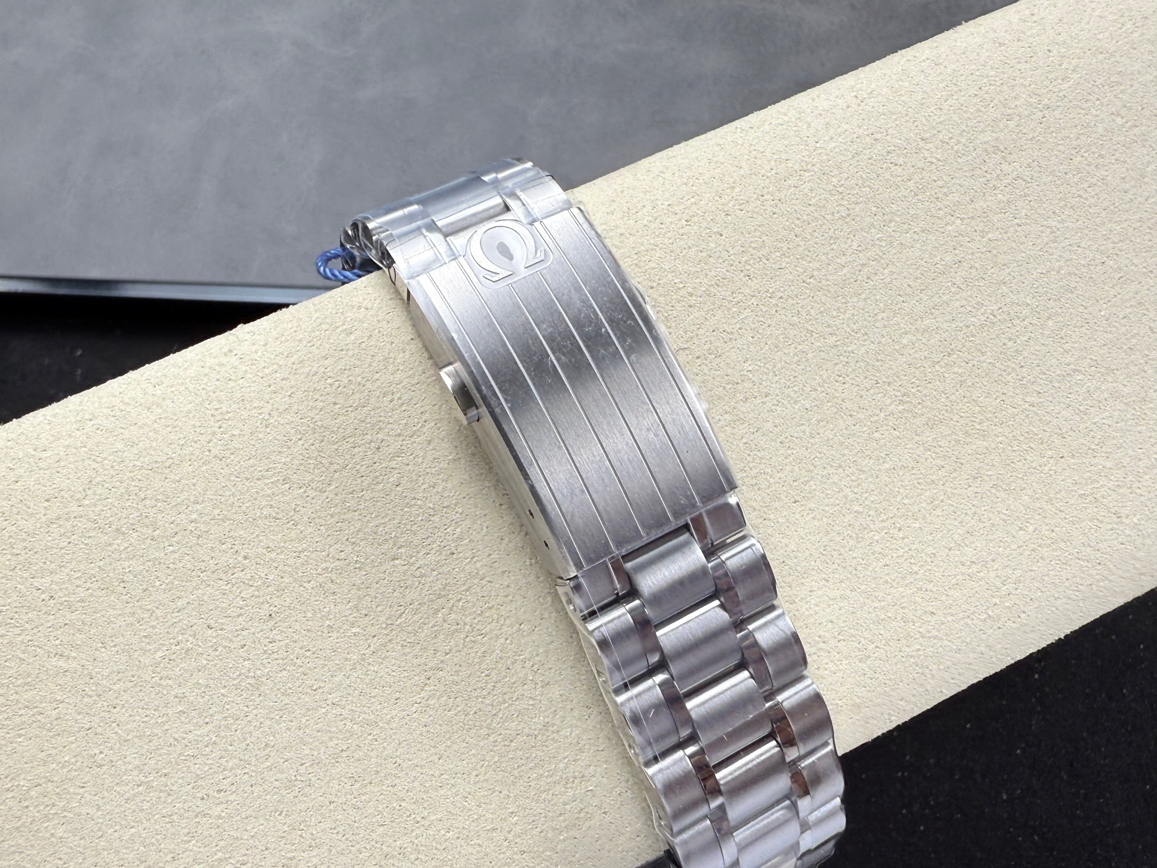 Omega Speedmaster Professional Moonwatch 42mm Stainless Steel Strap Silver Dial