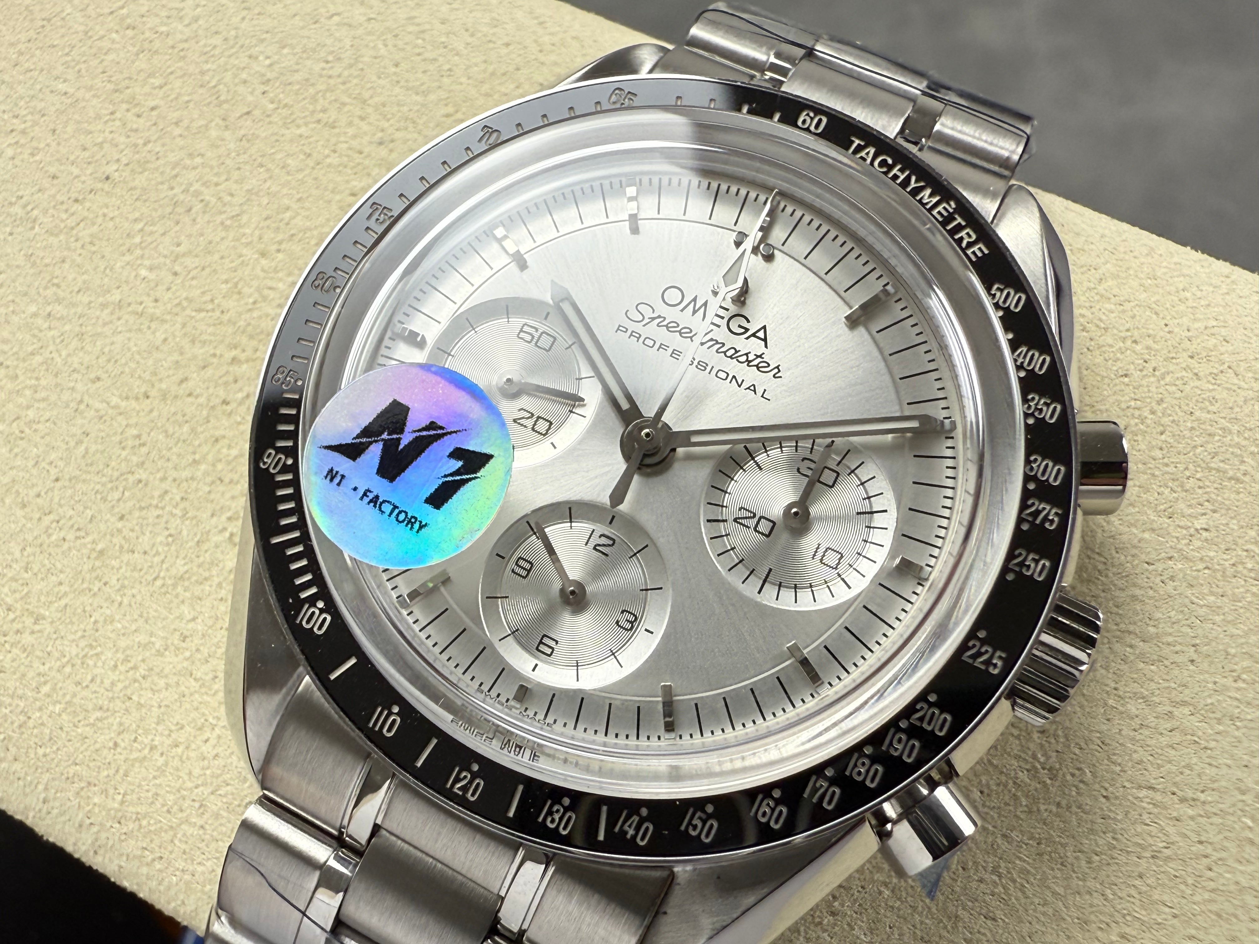Omega Speedmaster Professional Moonwatch 42mm Stainless Steel Strap Silver Dial
