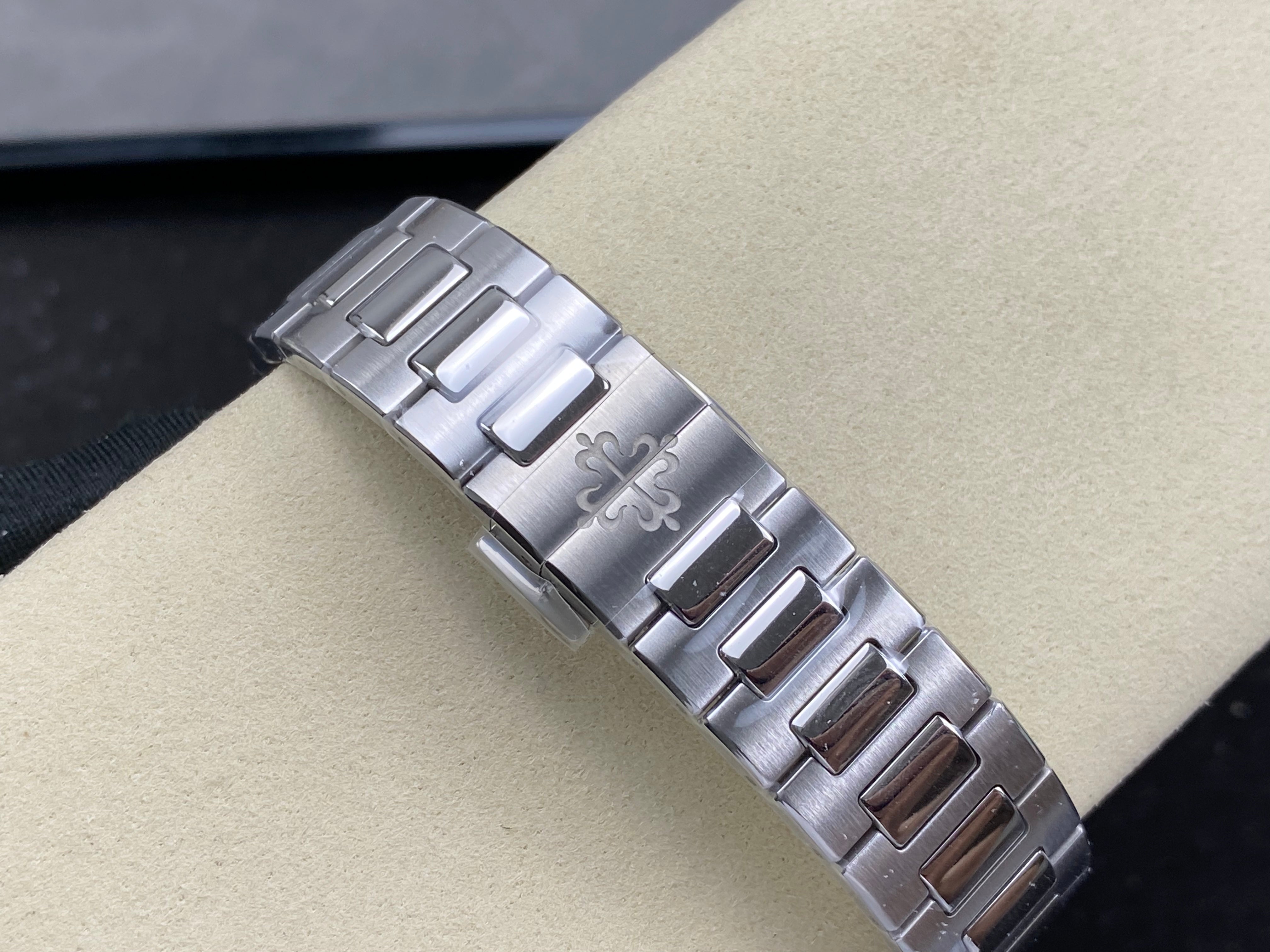 Patek Philippe Nautilus 35.2mm Blue Dial Diamond Benzel Steel Case