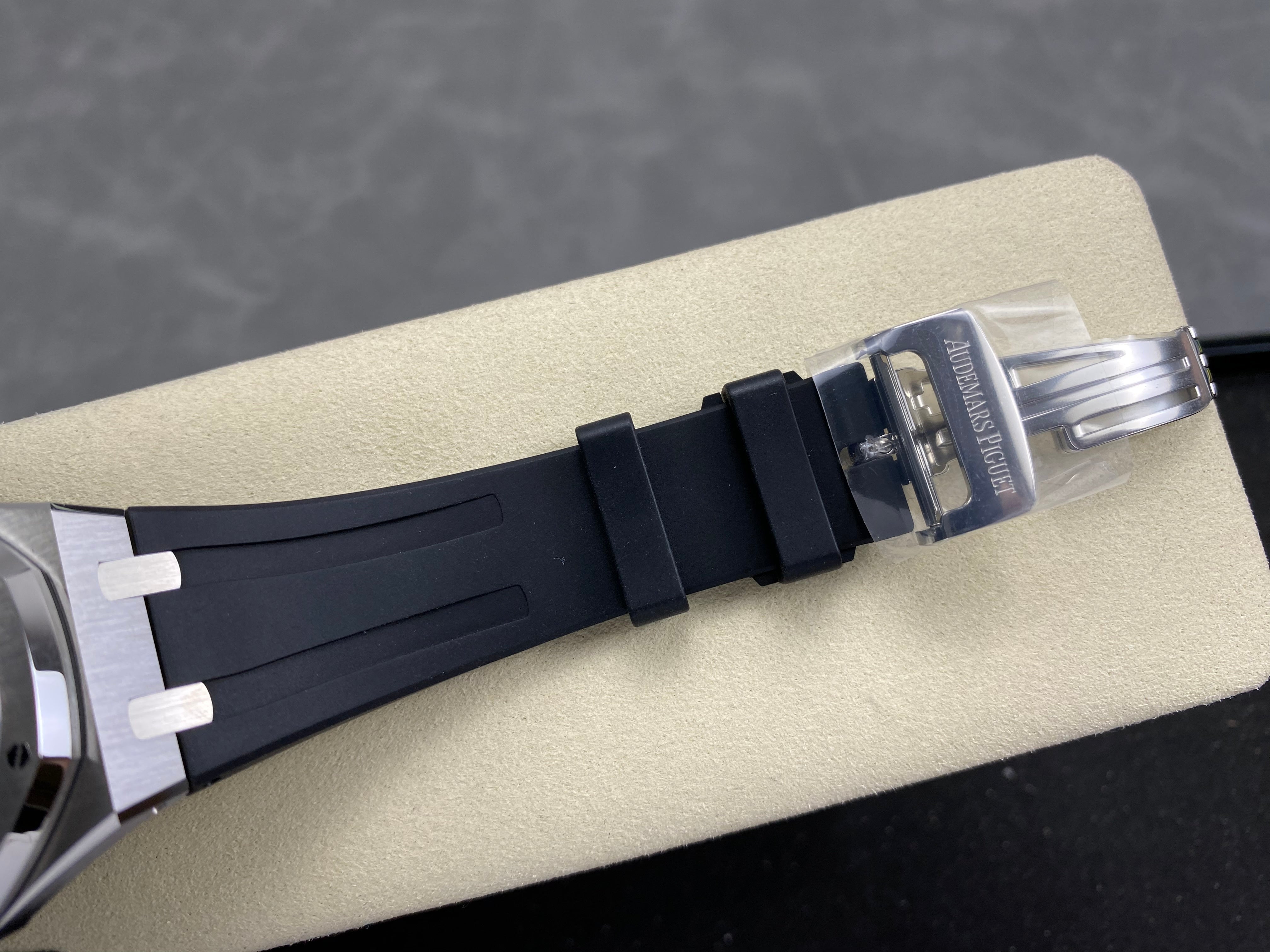 Audemars Piguet Royal Oak Selfwinding 41mm 15510 White Dial Rubber Strap