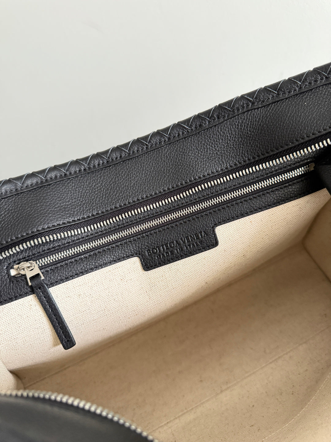 Bottega Veneta 2026 Corriere Zipped Messenger Bag Black Calfskin 136949