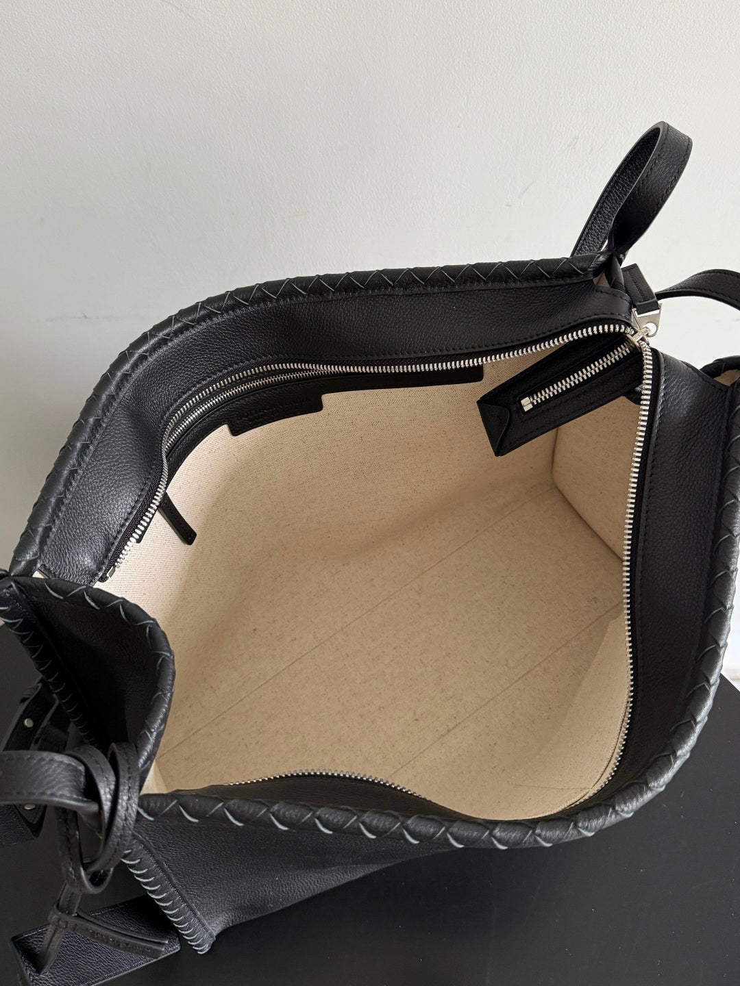 Bottega Veneta 2026 Corriere Zipped Messenger Bag Black Calfskin 136949