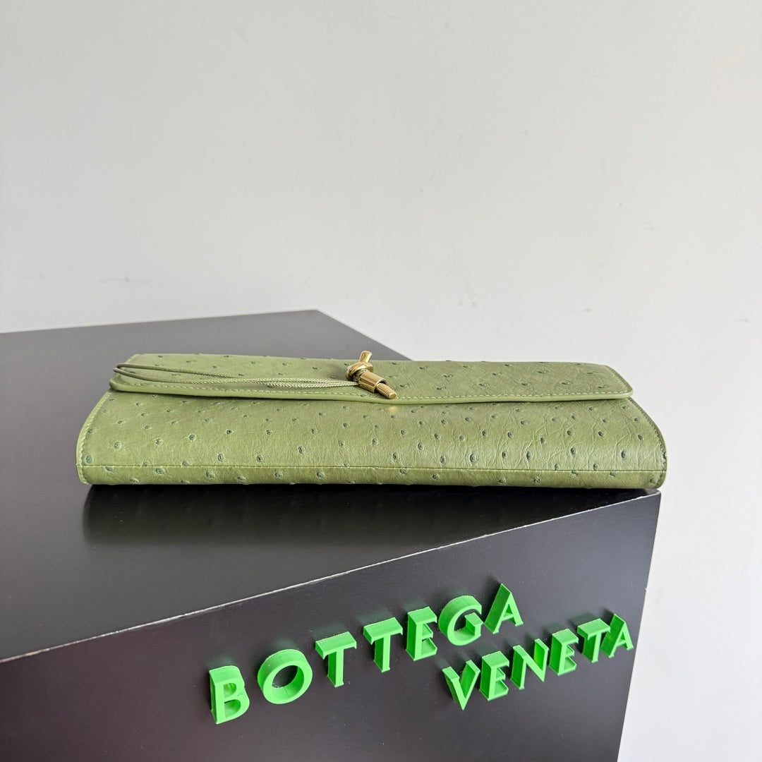 Bottega Veneta 2026 Andiamo Clutch 31cm Green Ostrich Leather 136974