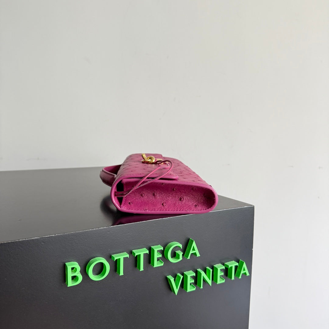 Bottega Veneta 2026 Andiamo Clutch 31cm Pink Ostrich Leather 136965