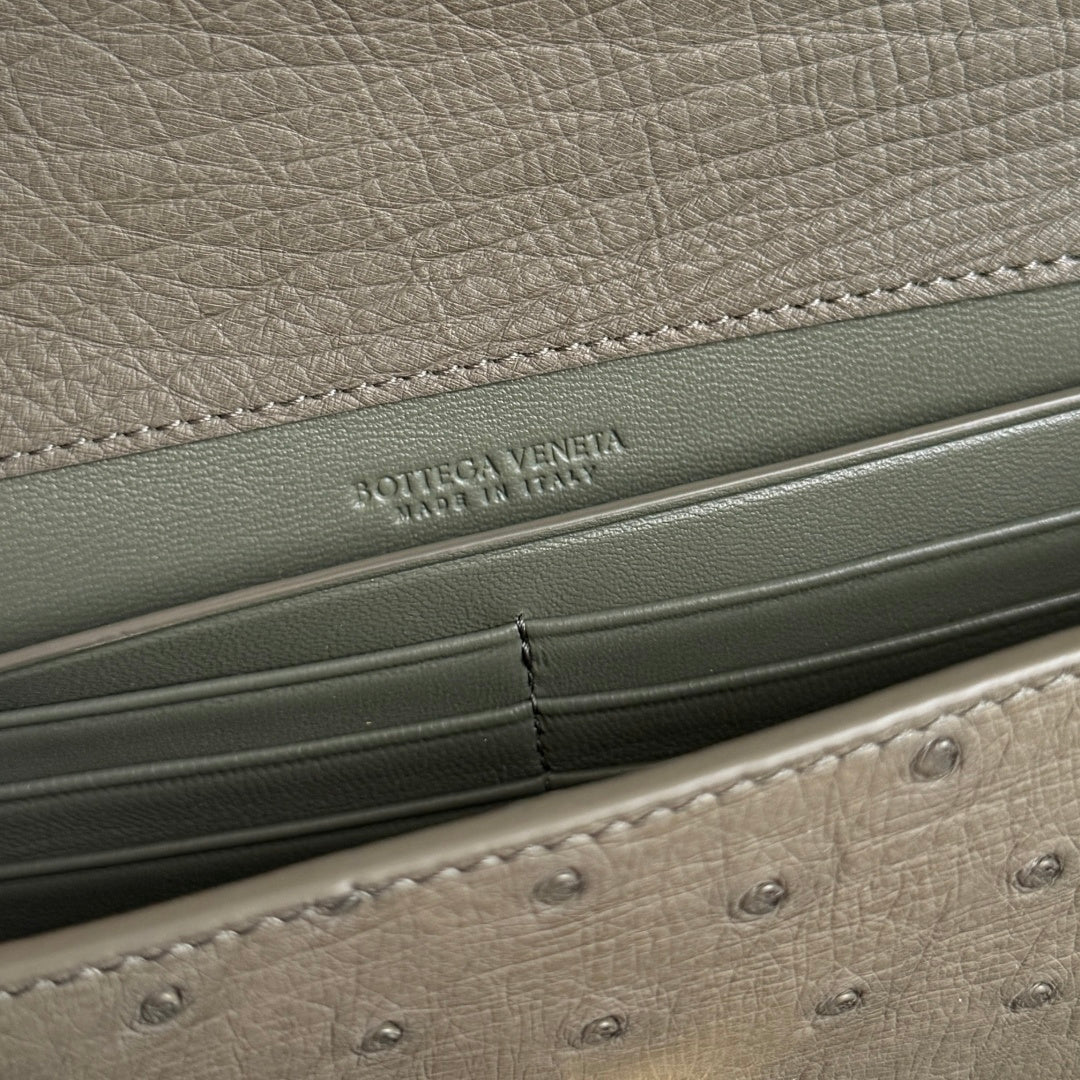Bottega Veneta 2026 Andiamo Clutch 31cm Etoupe Ostrich Leather 136969