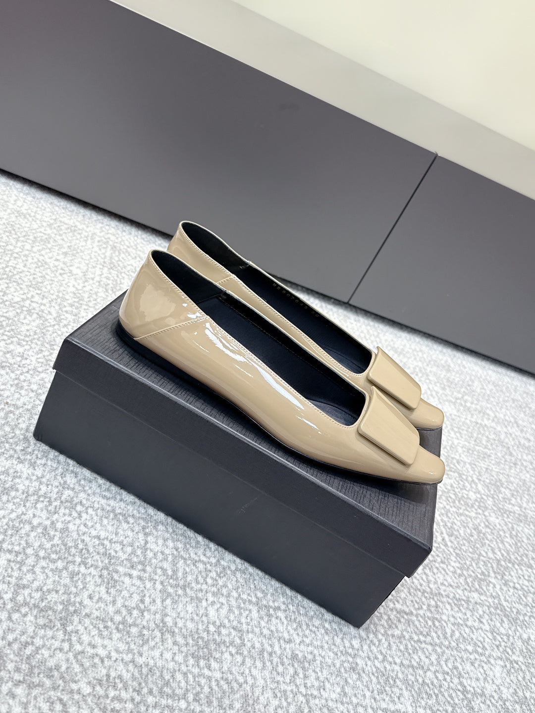 YSL 26ss Square Toe Loafers Beige Patent Leather 662735