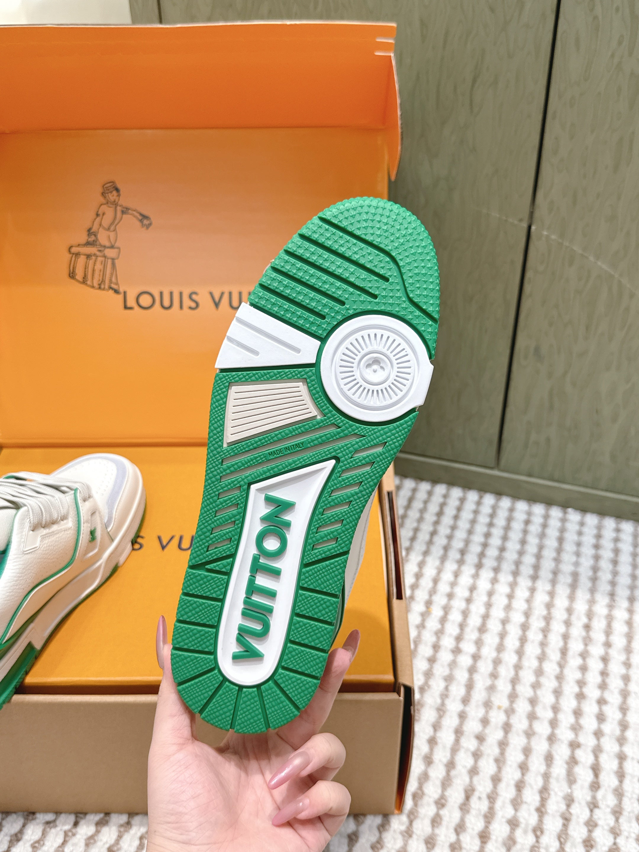 LV 26ss Trainer Sneakers White Green Cowhide 657898
