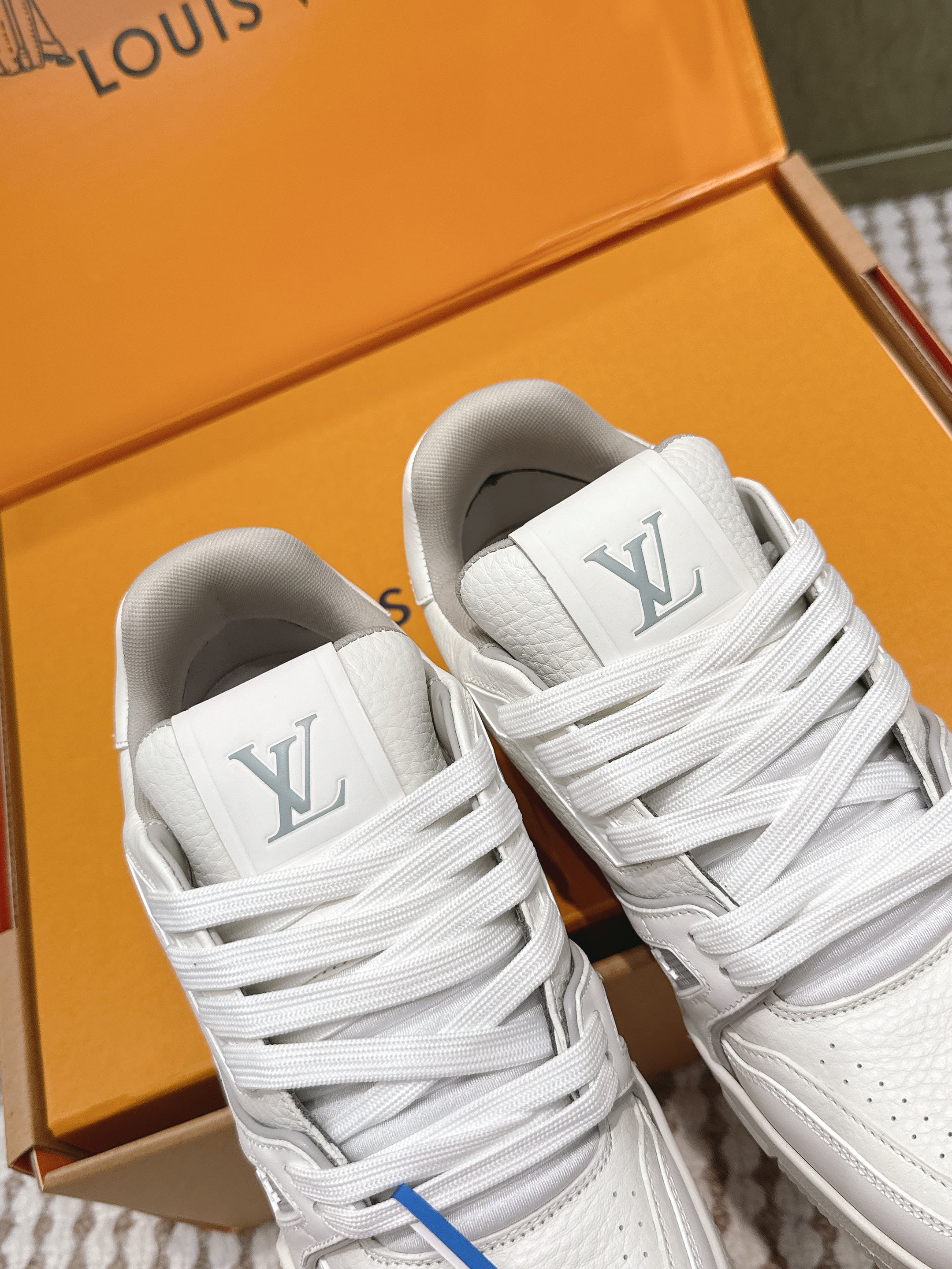 LV 26ss Trainer Sneakers White Gray Cowhide 657899