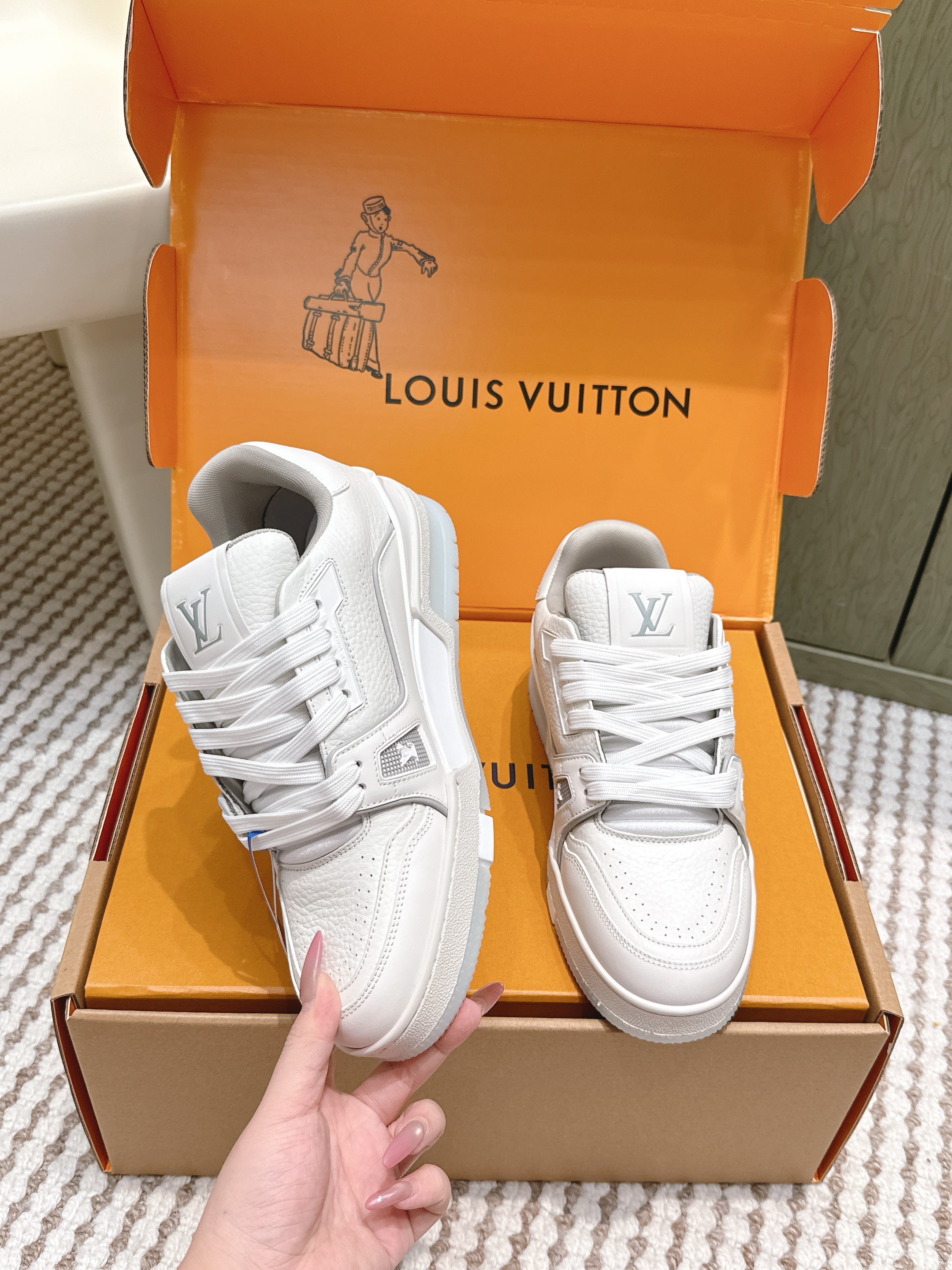 LV 26ss Trainer Sneakers White Gray Cowhide 657899