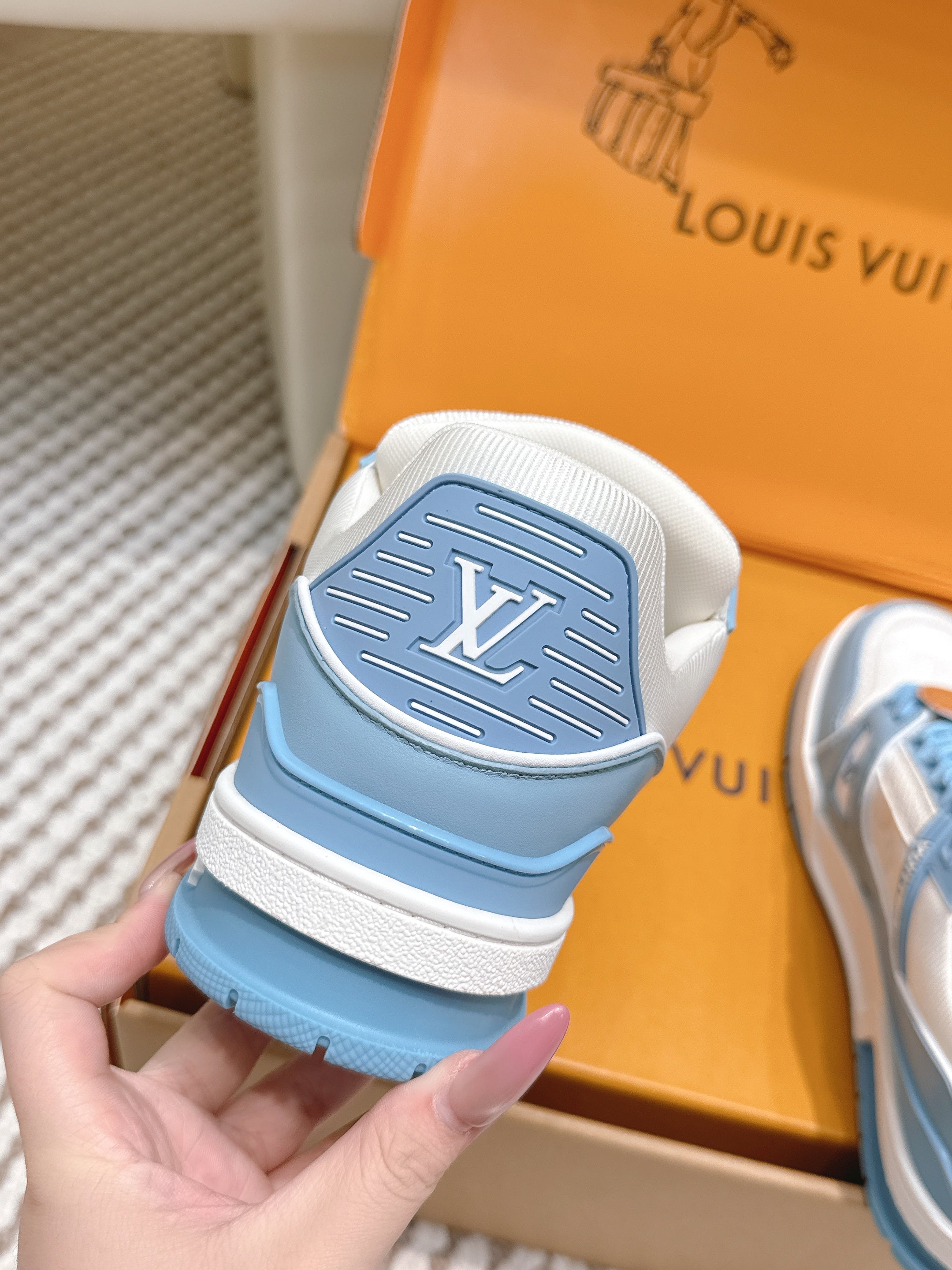 LV 26ss Trainer Sneakers White Blue Cowhide 657904