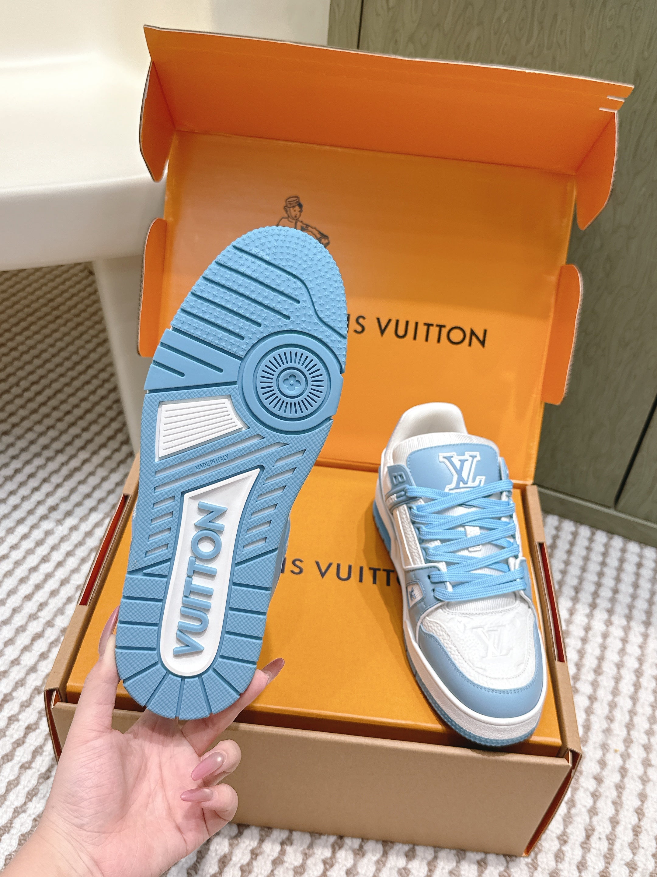 LV 26ss Trainer Sneakers White Blue Cowhide 657904
