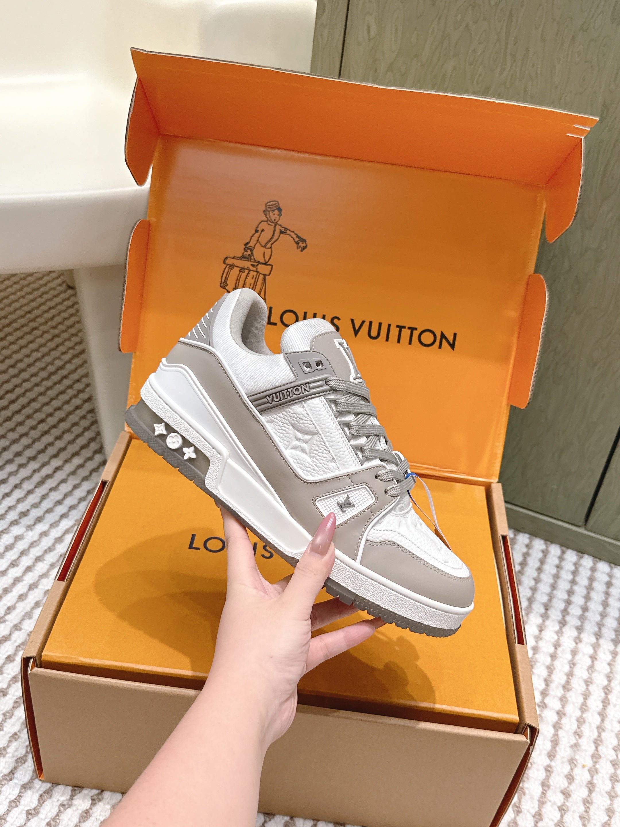 LV 26ss Trainer Sneakers White Gray Cowhide 657907