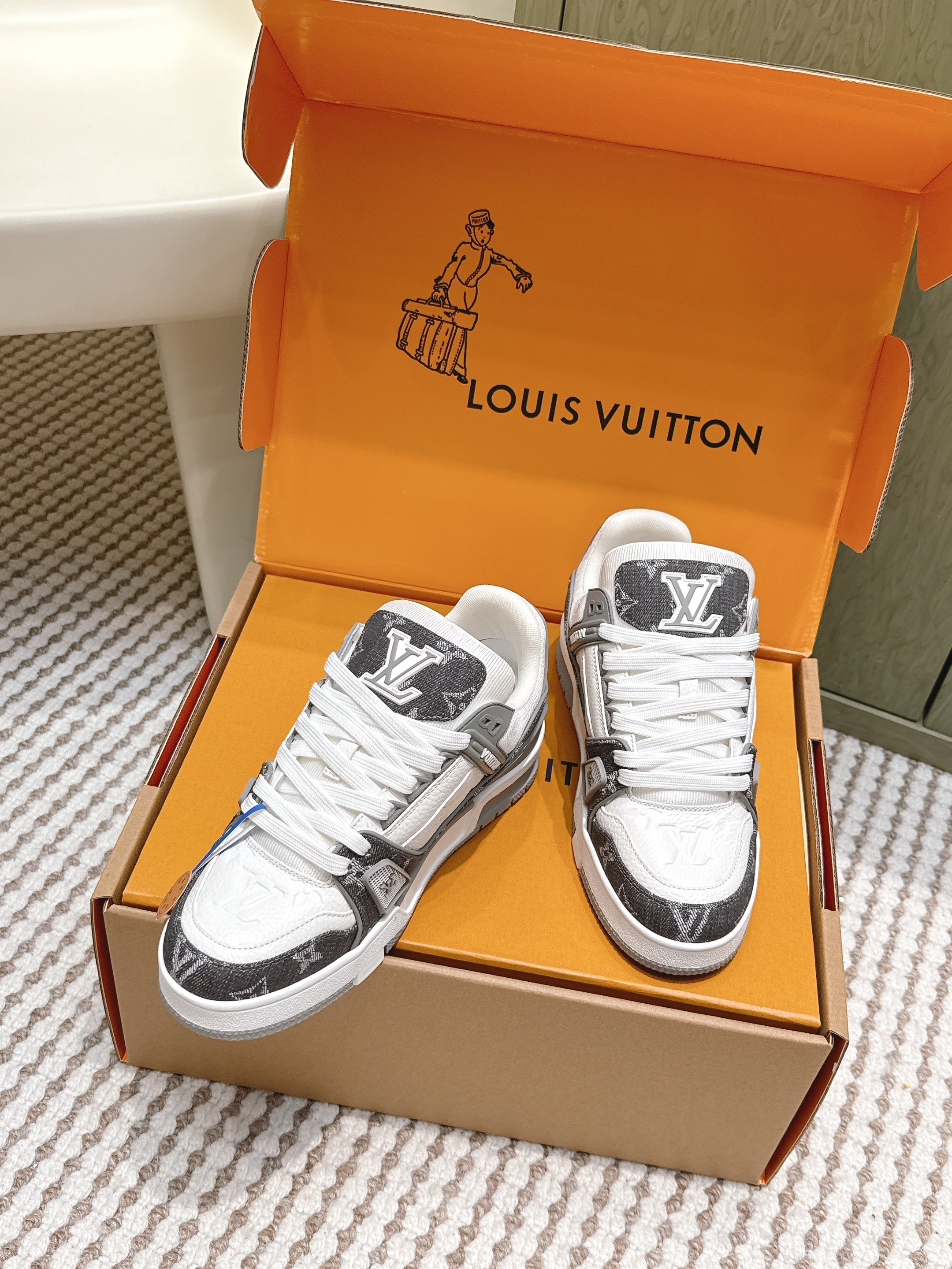 LV 26ss Trainer Sneakers Black Gray White Denim Cowhide 657919