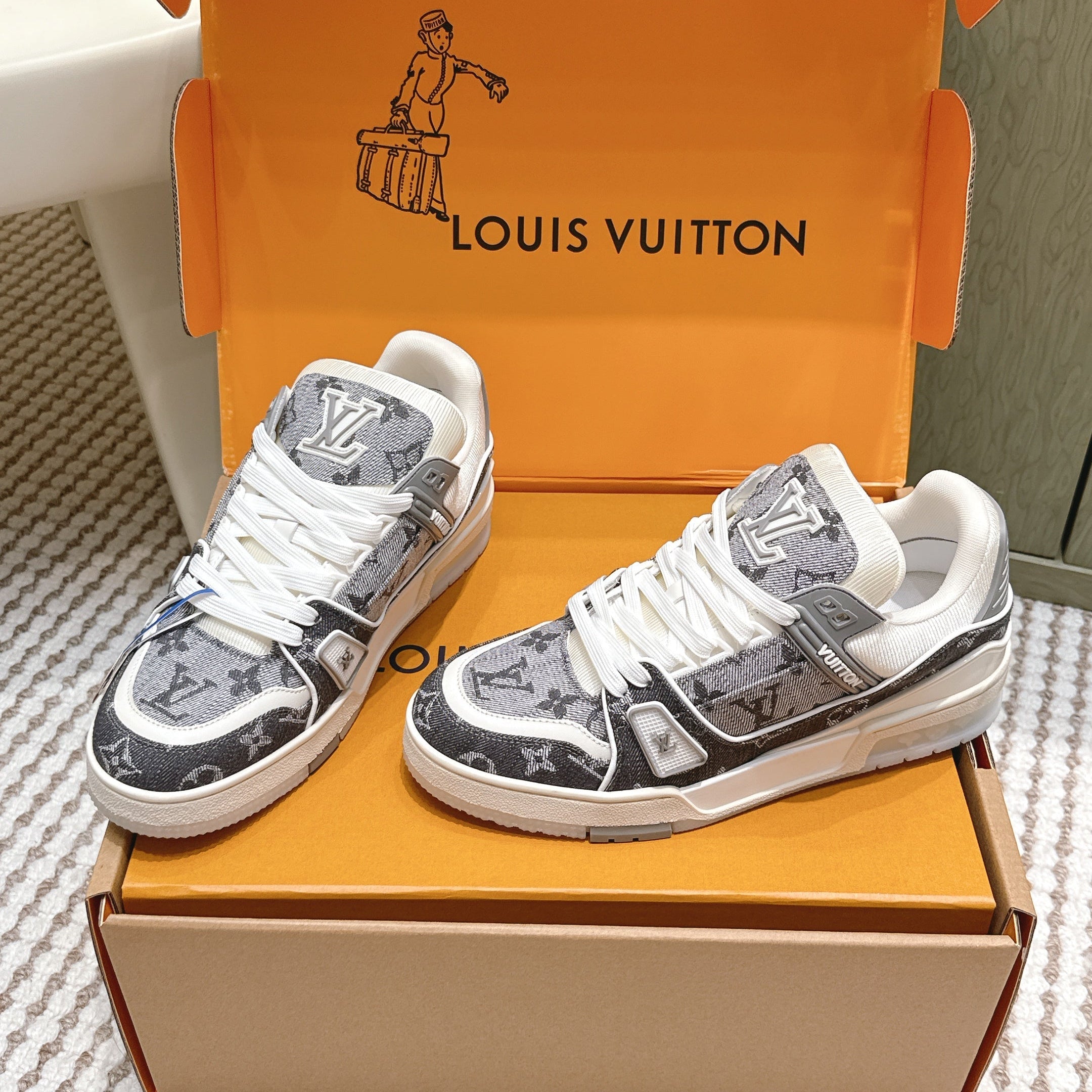 LV 26ss Trainer Sneakers Gray White Denim Cowhide 657920