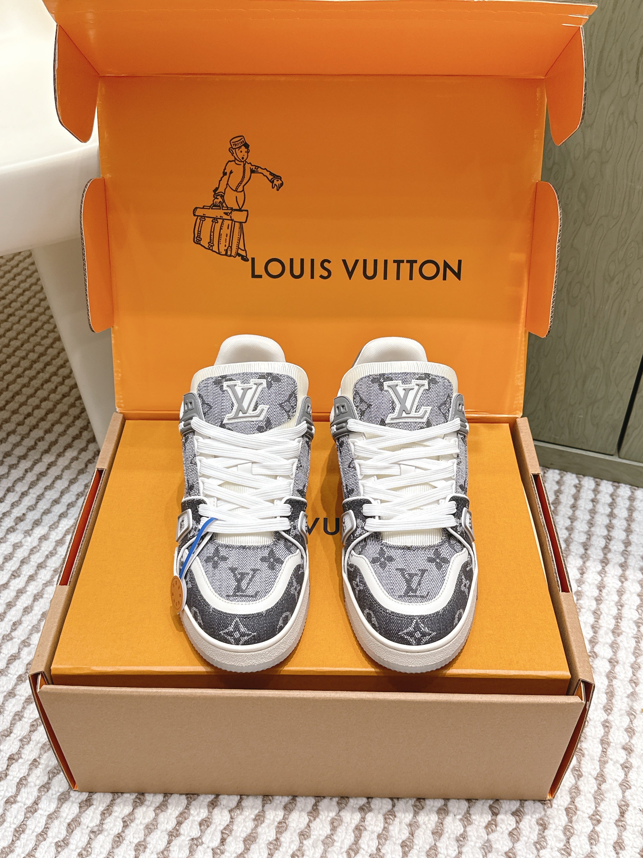 LV 26ss Trainer Sneakers Gray White Denim Cowhide 657920