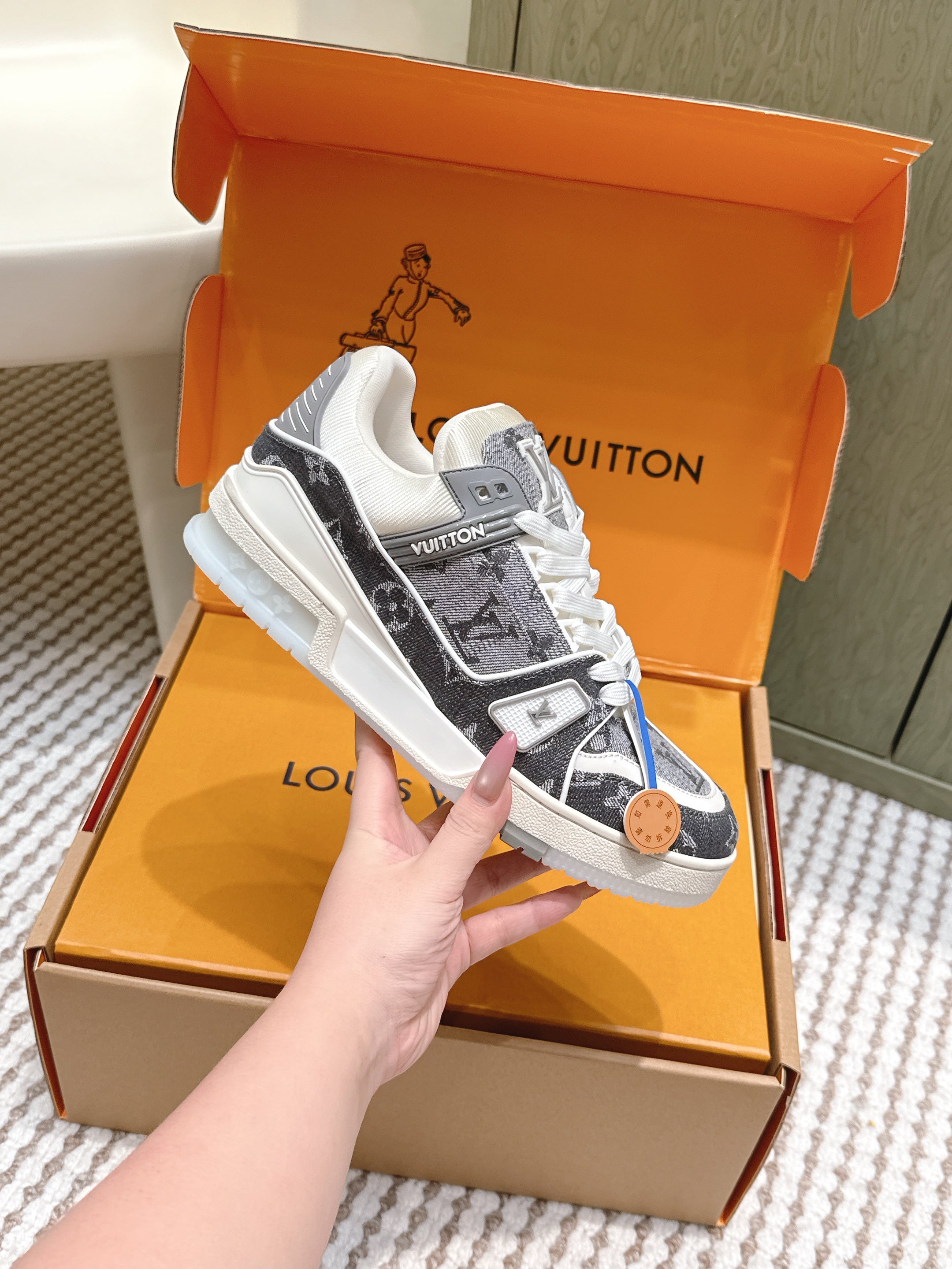 LV 26ss Trainer Sneakers Gray White Denim Cowhide 657920