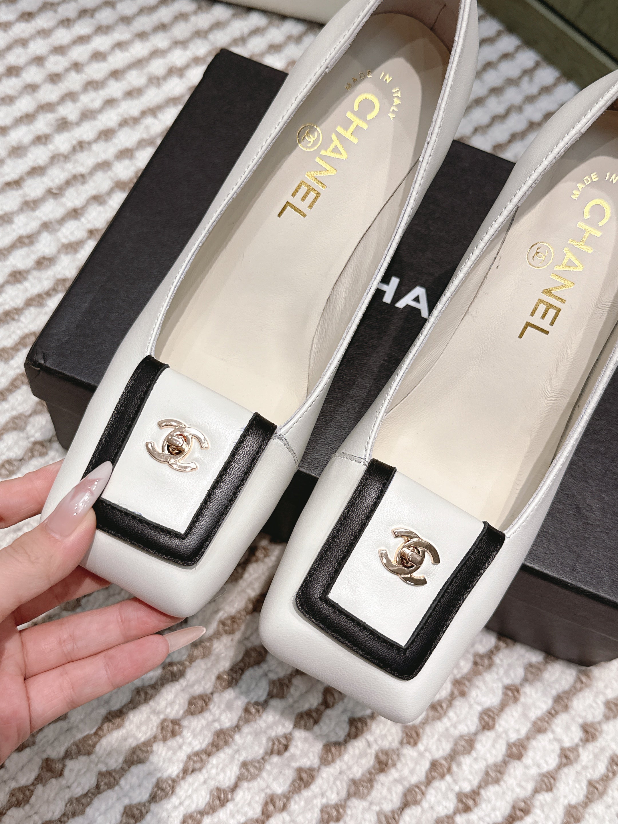 Chanel 2026 Pump White And Black Lambskin 653538