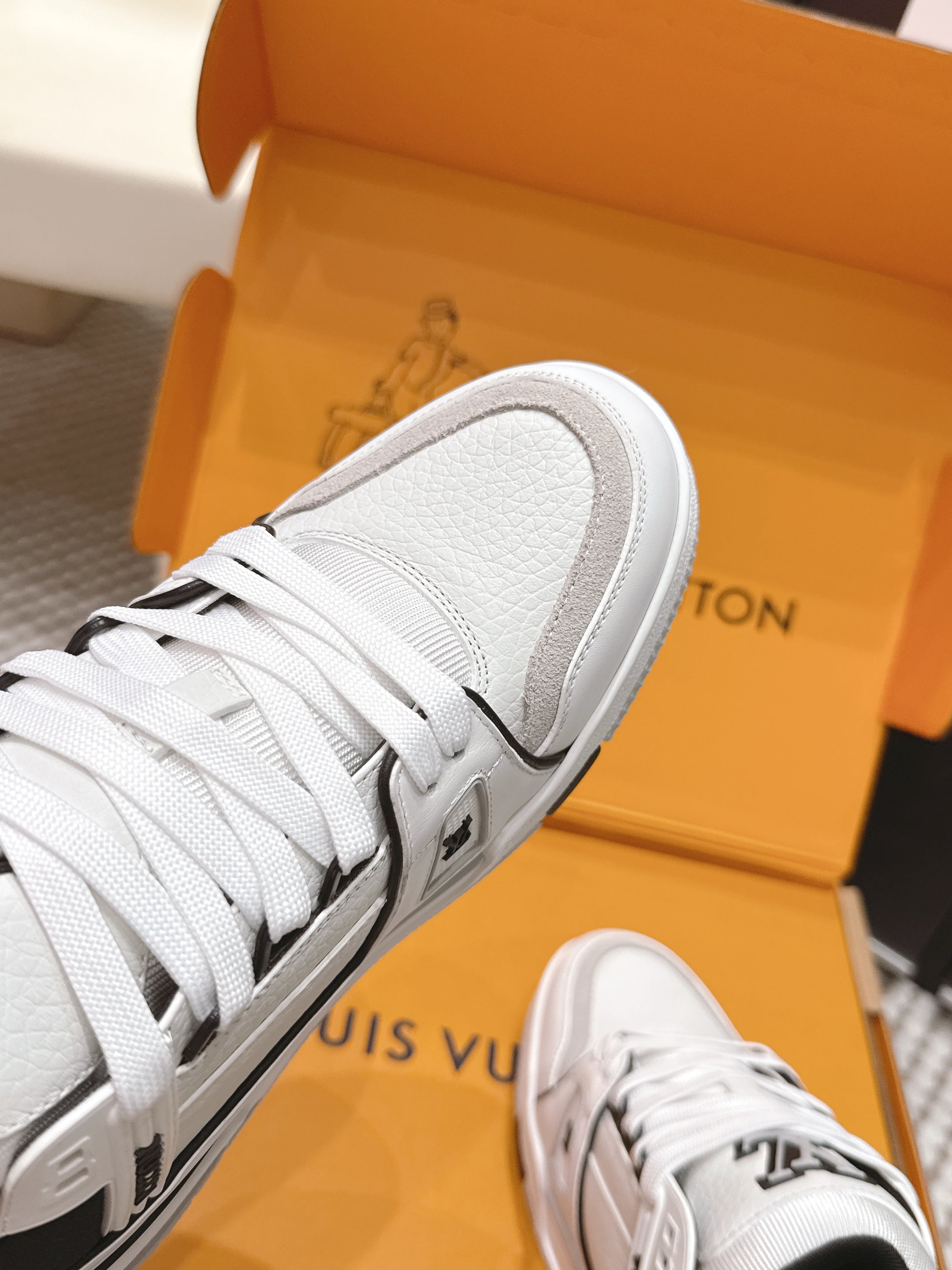 LV 26ss Trainer Sneakers White Black Cowhide 657928