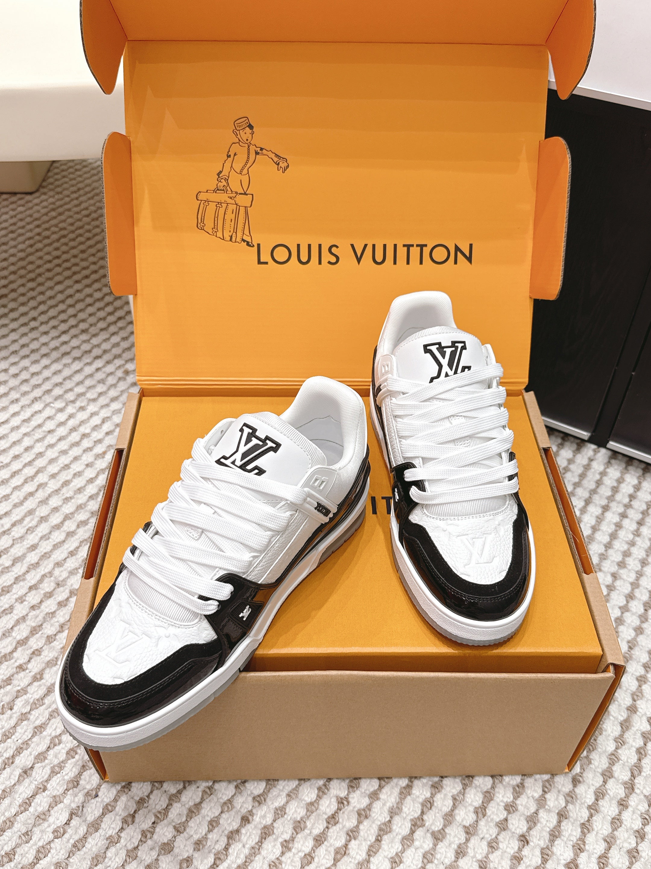 LV 26ss Trainer Sneakers White Black Patent Leather Cowhide 657929
