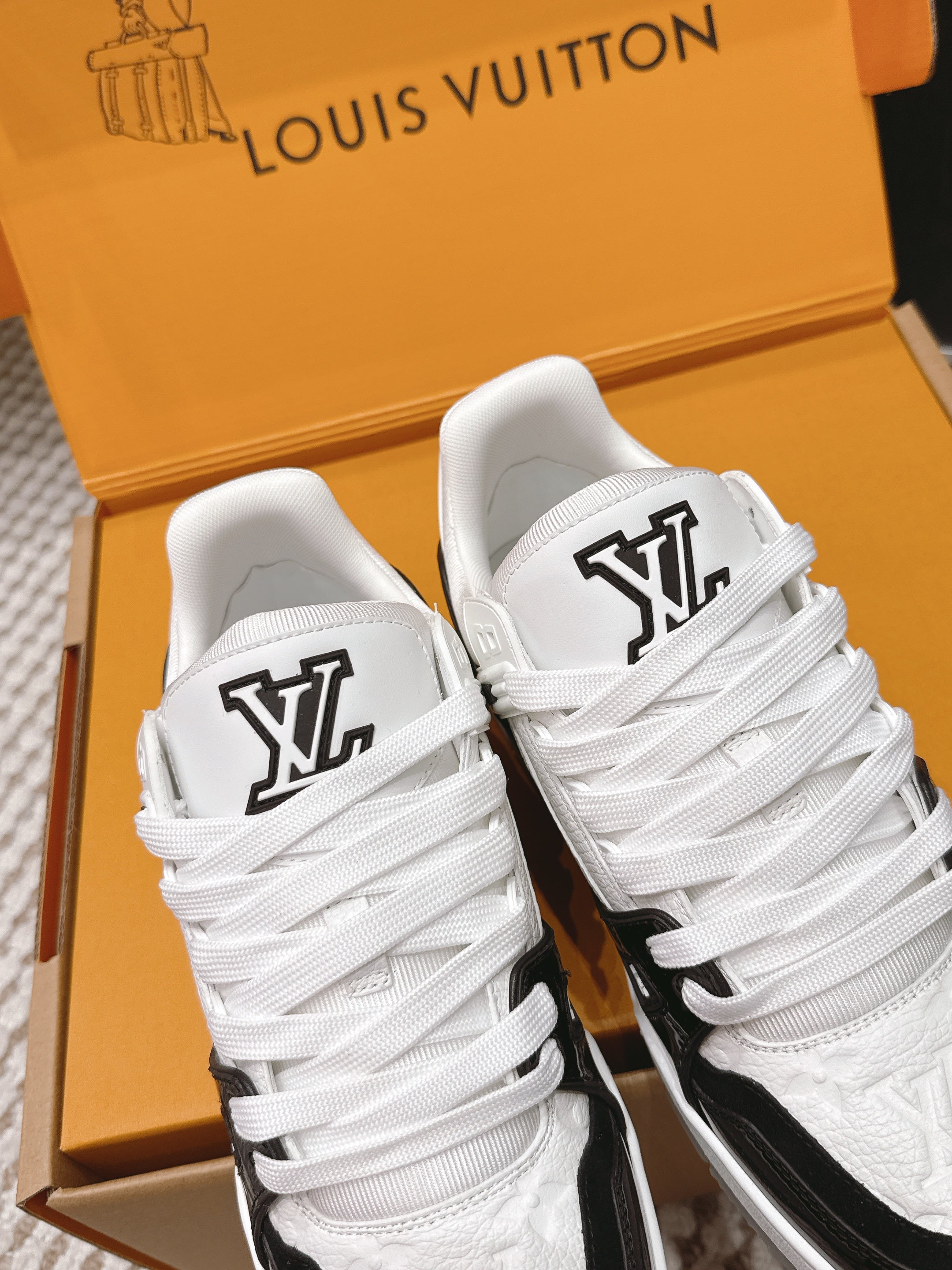 LV 26ss Trainer Sneakers White Black Patent Leather Cowhide 657929