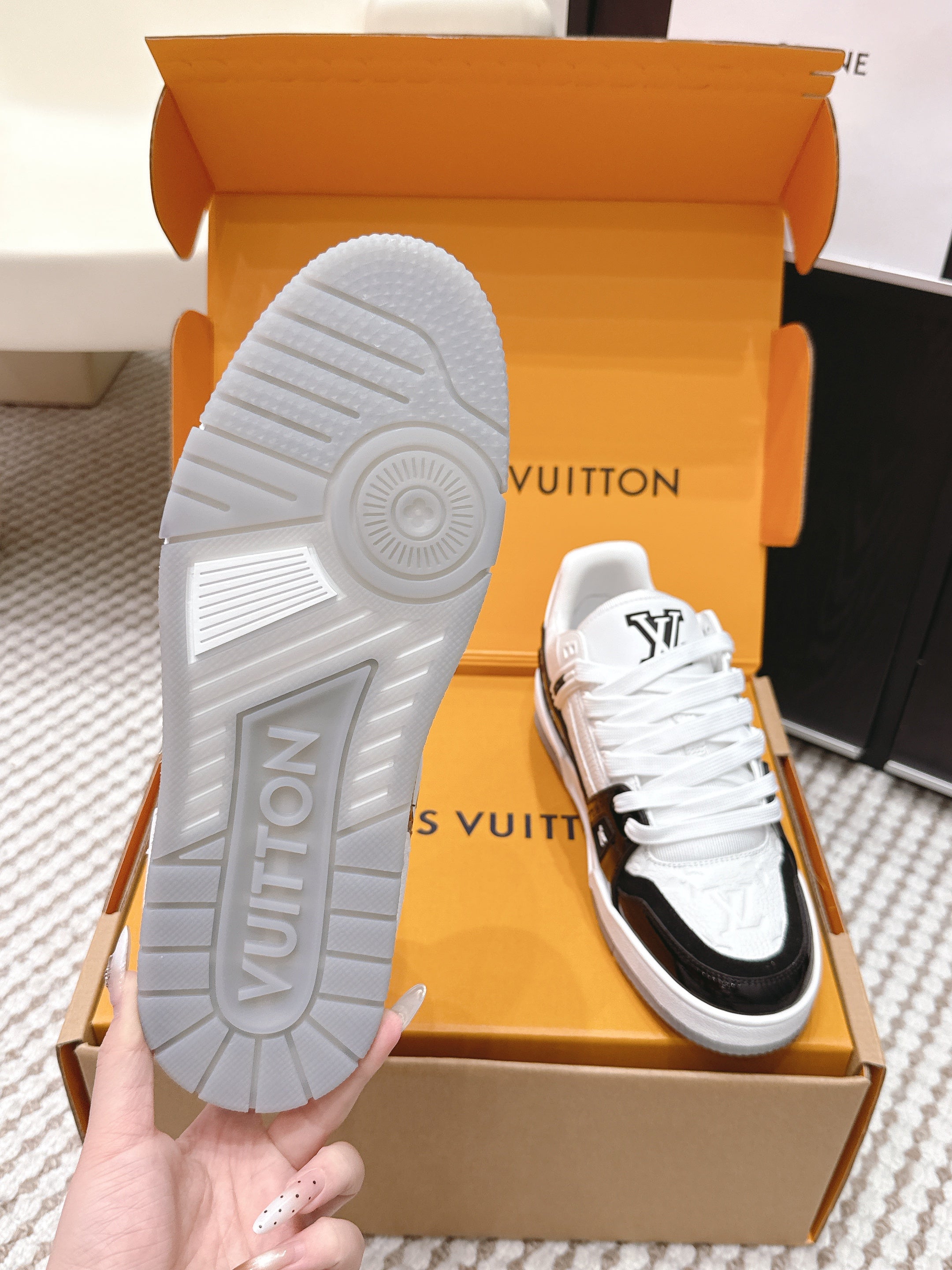 LV 26ss Trainer Sneakers White Black Patent Leather Cowhide 657929