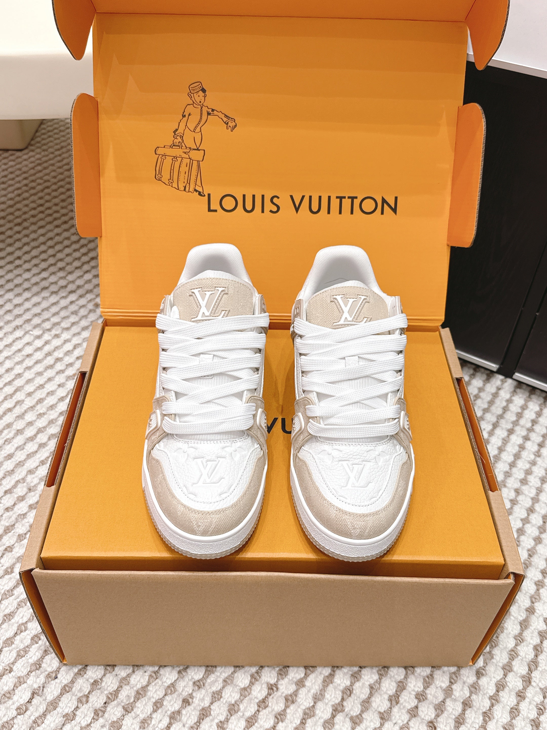 LV 26ss Trainer Sneakers White Beige Suede Cowhide 657930