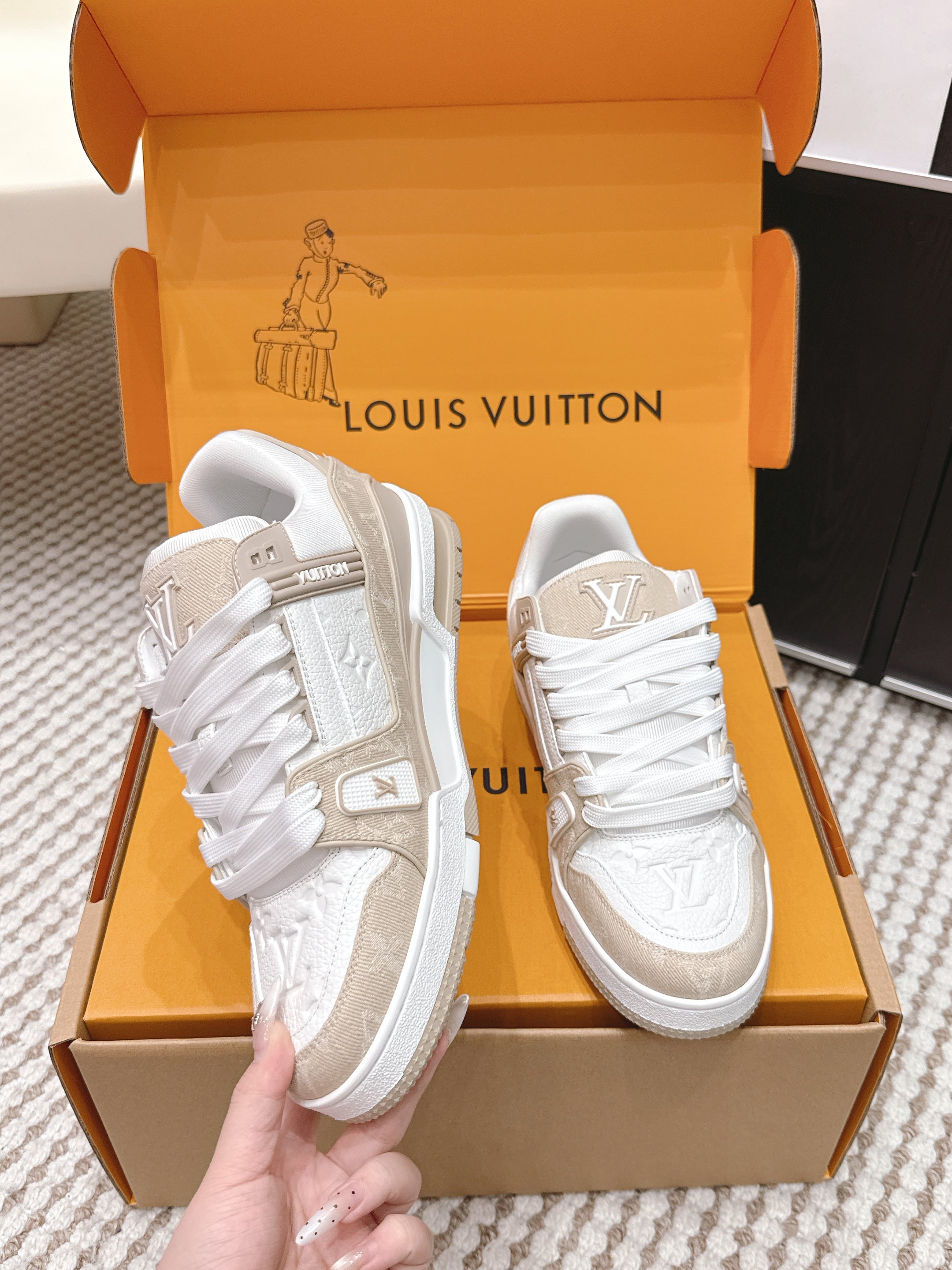 LV 26ss Trainer Sneakers White Beige Suede Cowhide 657930