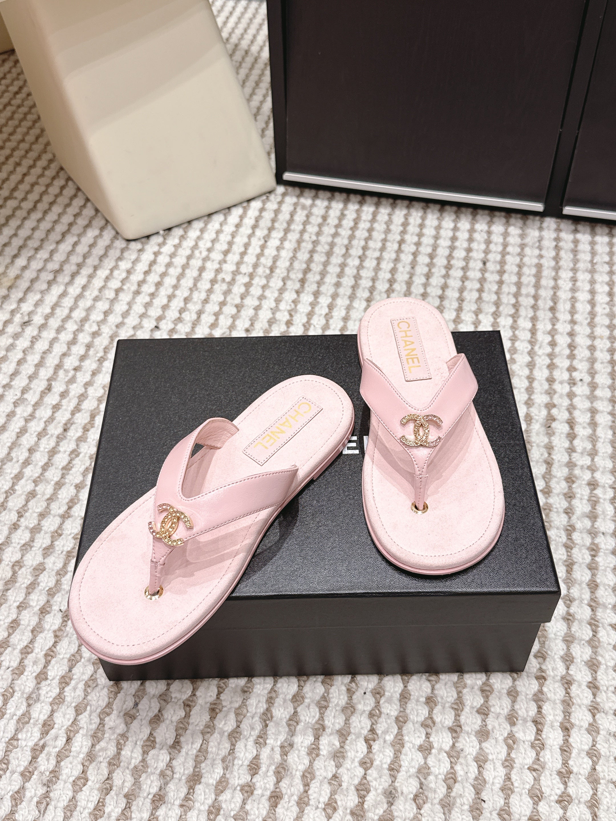 CC 26s Thong Sandals Light Pink Suede Sheepskin 632355