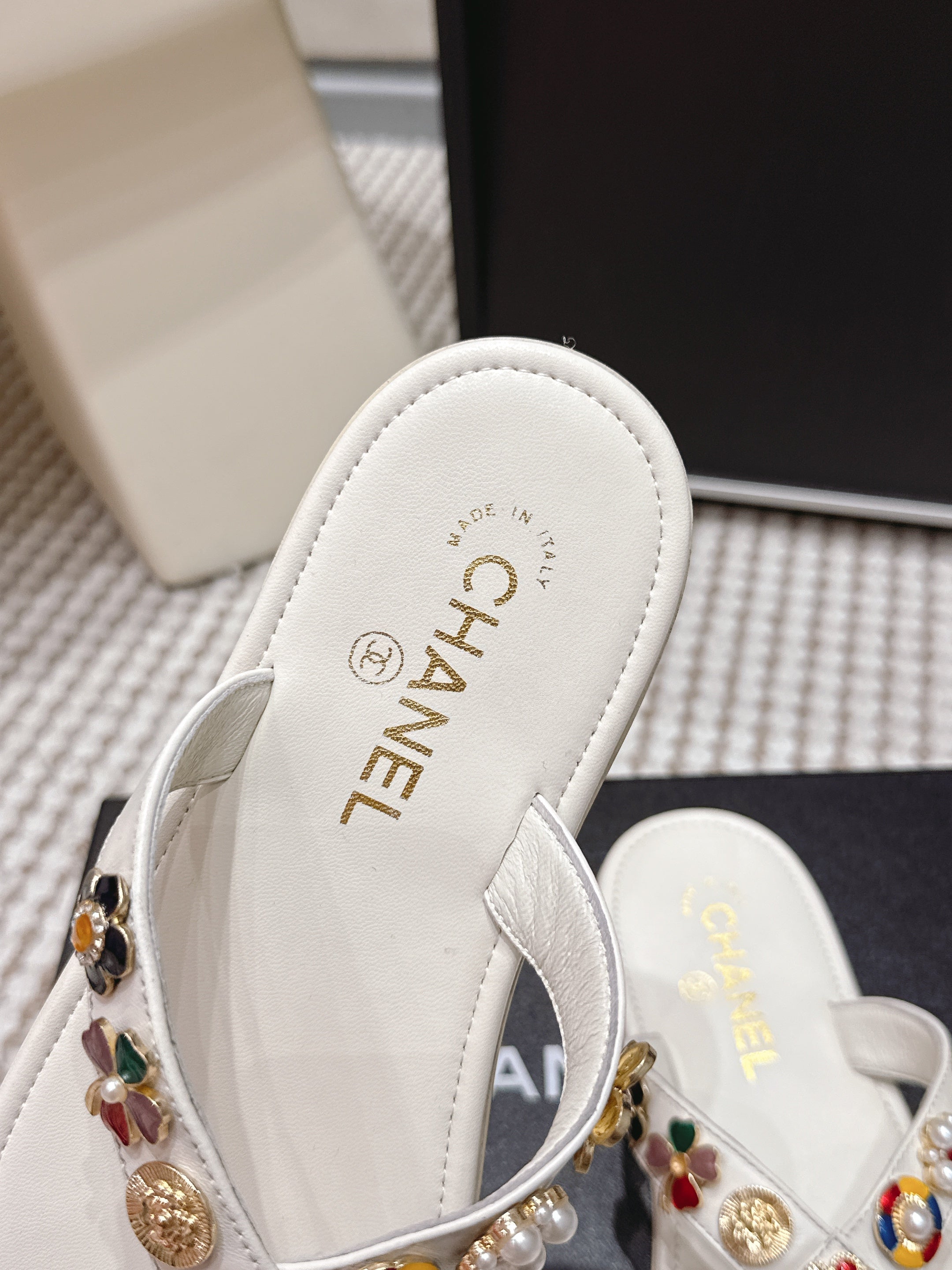 CC 26s Thong Sandals White Sheepskin Multicolor Charm 632363