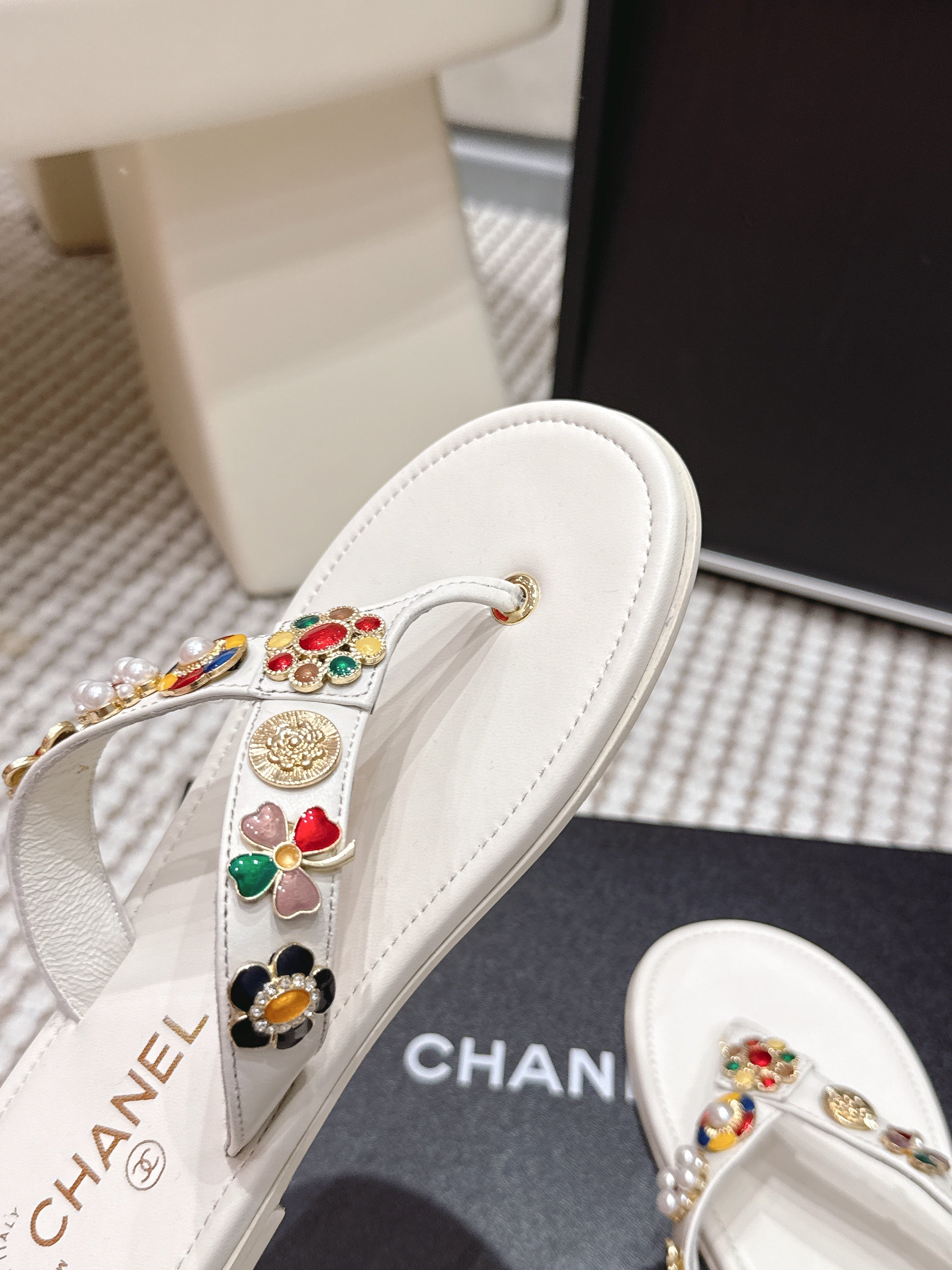 CC 26s Thong Sandals White Sheepskin Multicolor Charm 632363