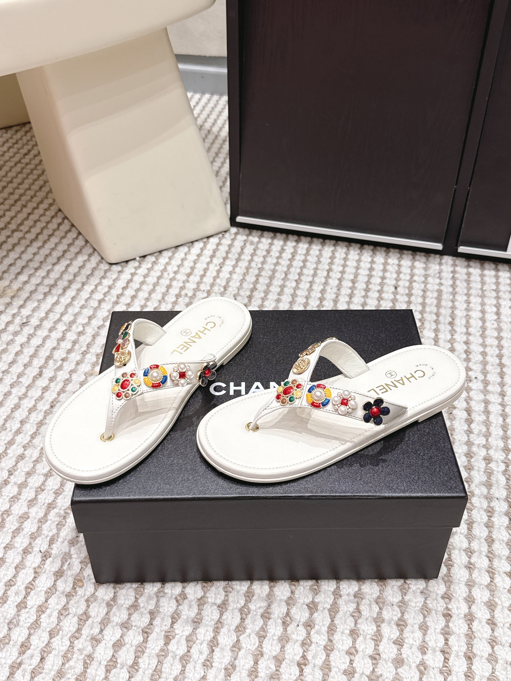 CC 26s Thong Sandals White Sheepskin Multicolor Charm 632363