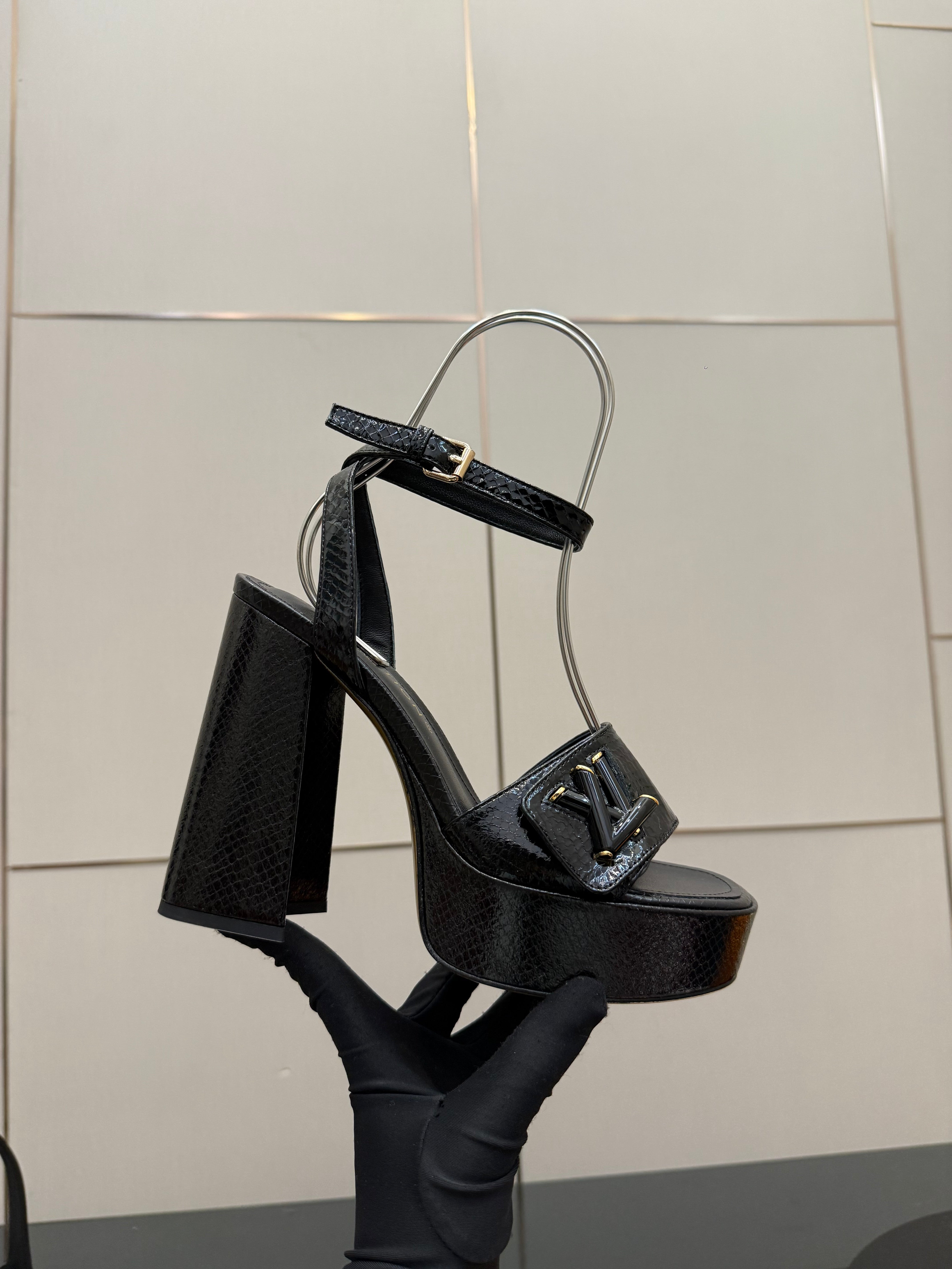 LV 26ss Platform Sandals 110 Black Embossed Snakeskin Leather 629613