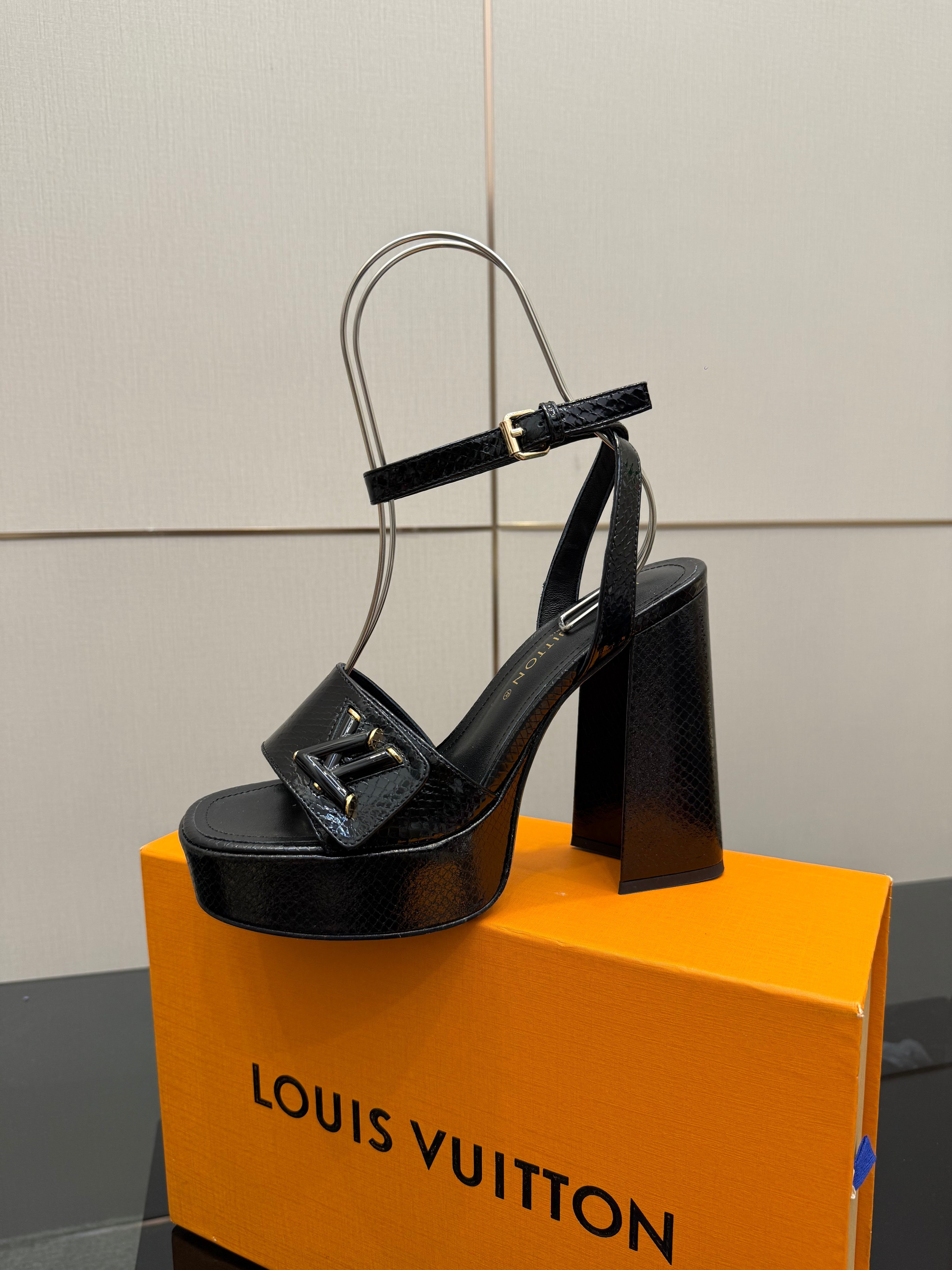 LV 26ss Platform Sandals 110 Black Embossed Snakeskin Leather 629613