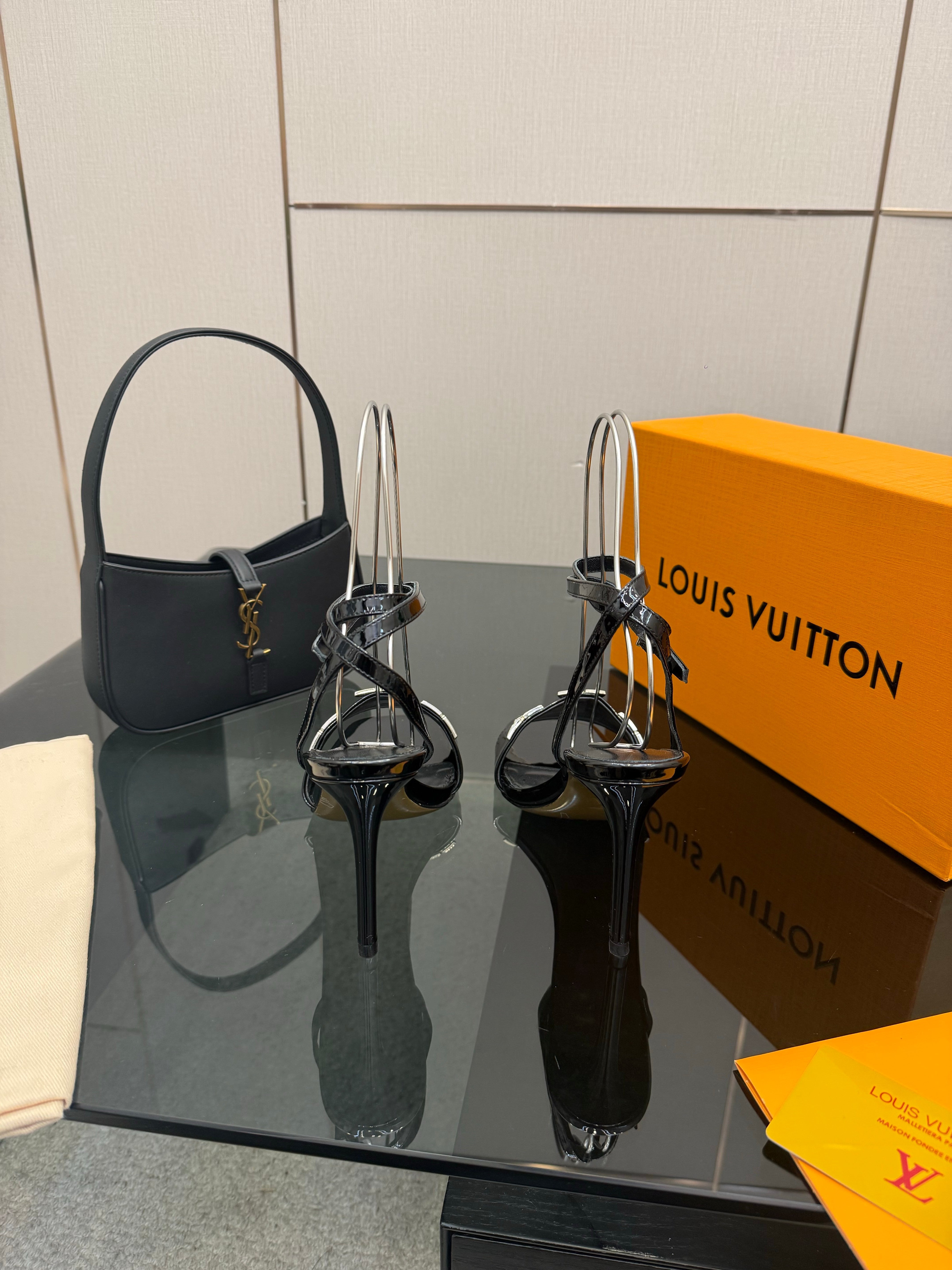 LV 26ss High Heeled Sandals 100 Black Patent Leather 629621