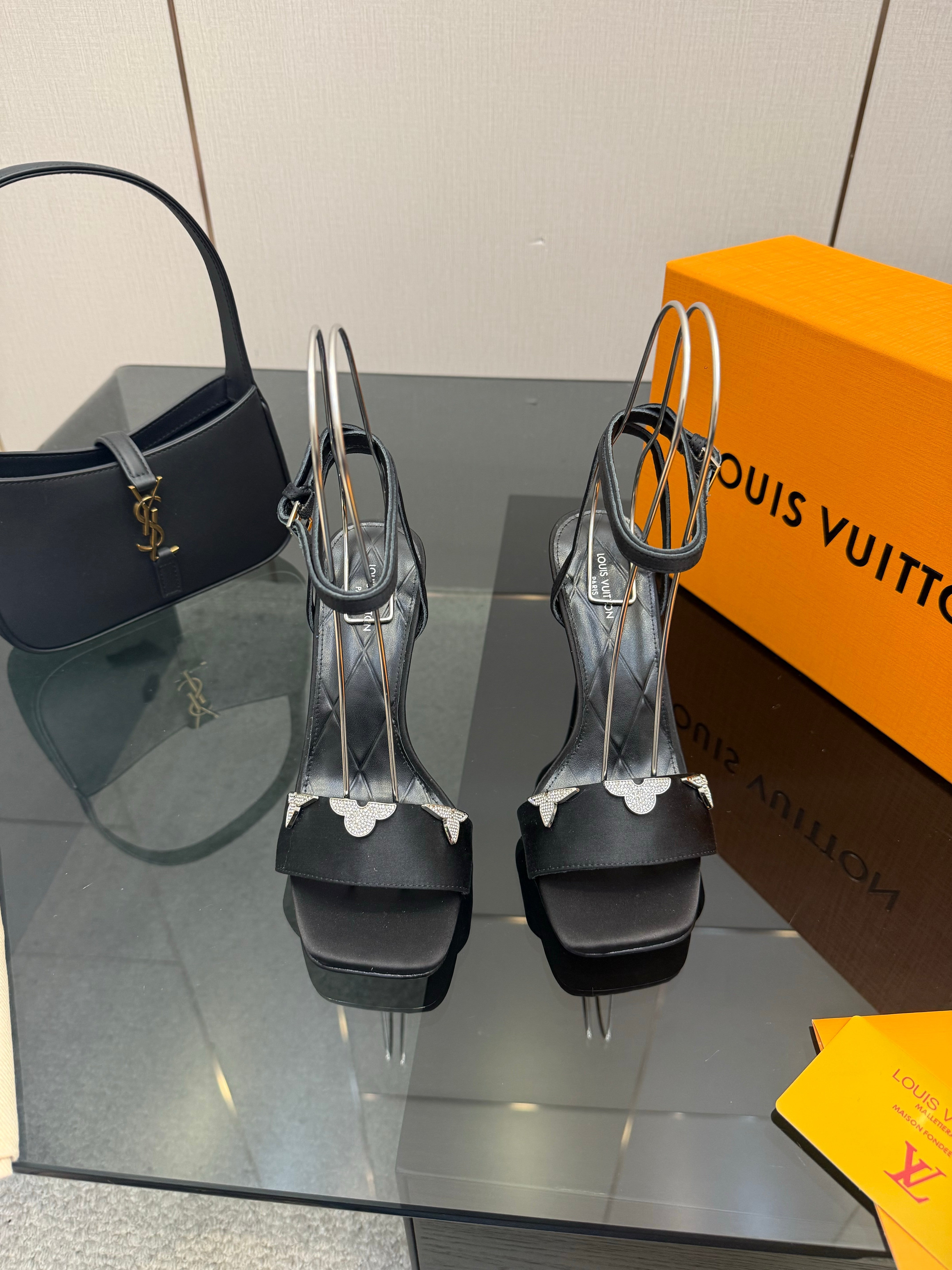 LV 26ss High Heeled Sandals 100 Black Satin Leather 629624