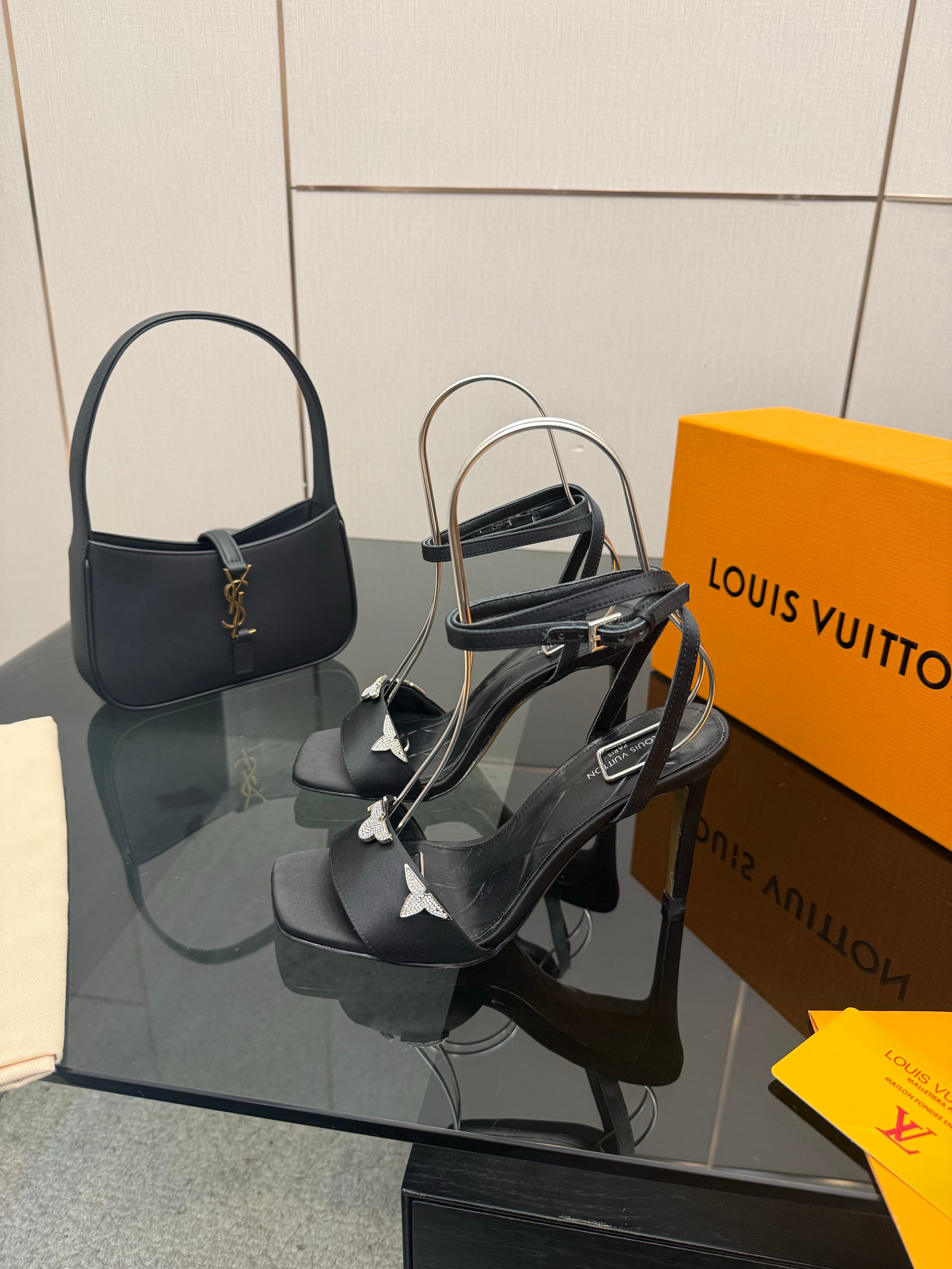 LV 26ss High Heeled Sandals 100 Black Satin Leather 629624