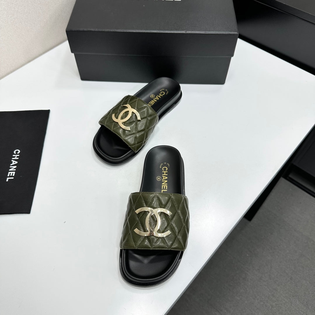 Chanel 2026 Double-C Gold Flat Slippers Cowhide Sheepskin 822822