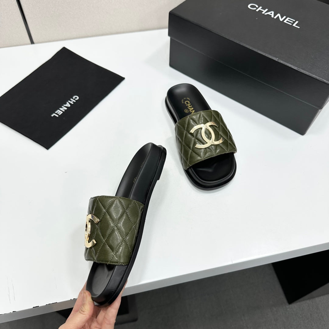 Chanel 2026 Double-C Gold Flat Slippers Cowhide Sheepskin 822822