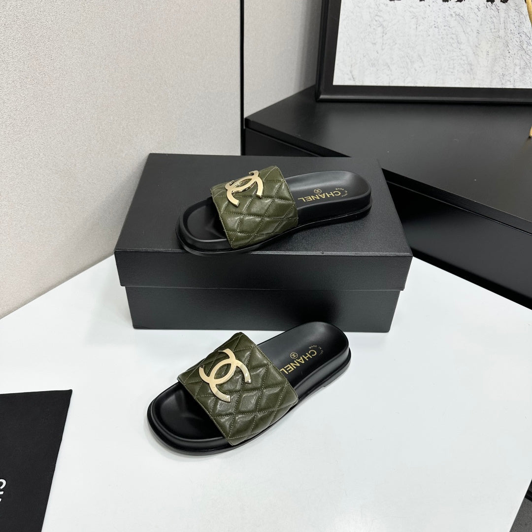 Chanel 2026 Double-C Gold Flat Slippers Cowhide Sheepskin 822822
